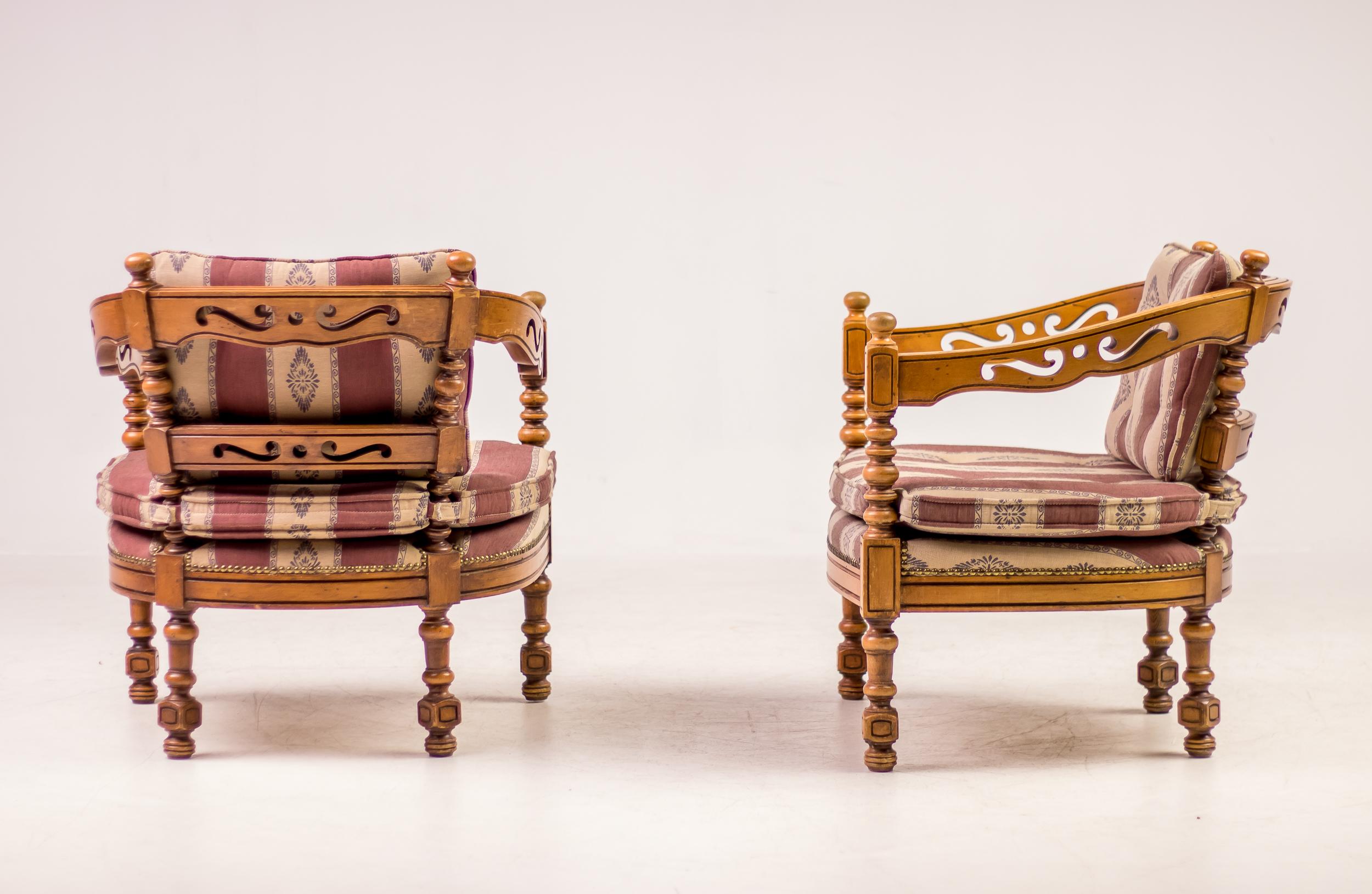 Distinguished Giorgetti armchairs of the 1975 Gallery collection.
Rare classic Italian set of carved wood armchairs with original upholstery in very good condition.
Priced as a set of 2, we have second pair set available that is in need of