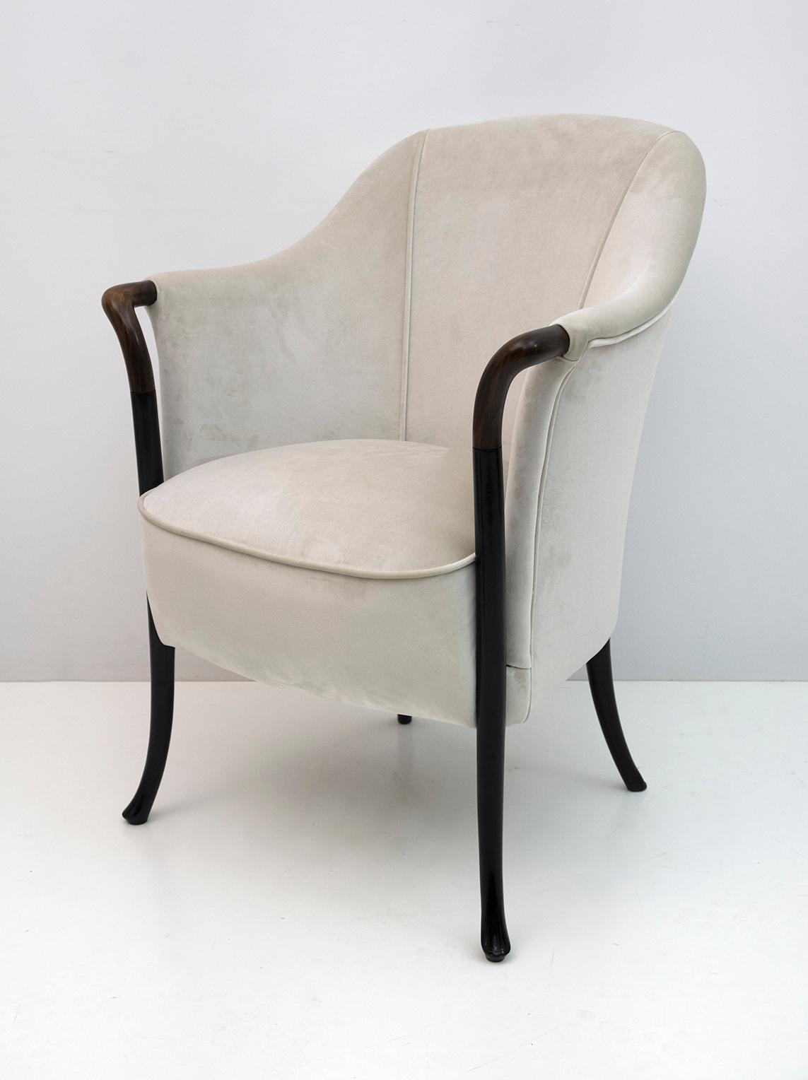 Armchair in solid ebonized beech and armrests in glossy Pau Ferro, the padding of the seat and back is in polyurethane foam.
It has been completely restored and upholstered in ivory velvet.

Founded by Luigi Giorgetti in Brianza in 1898, the