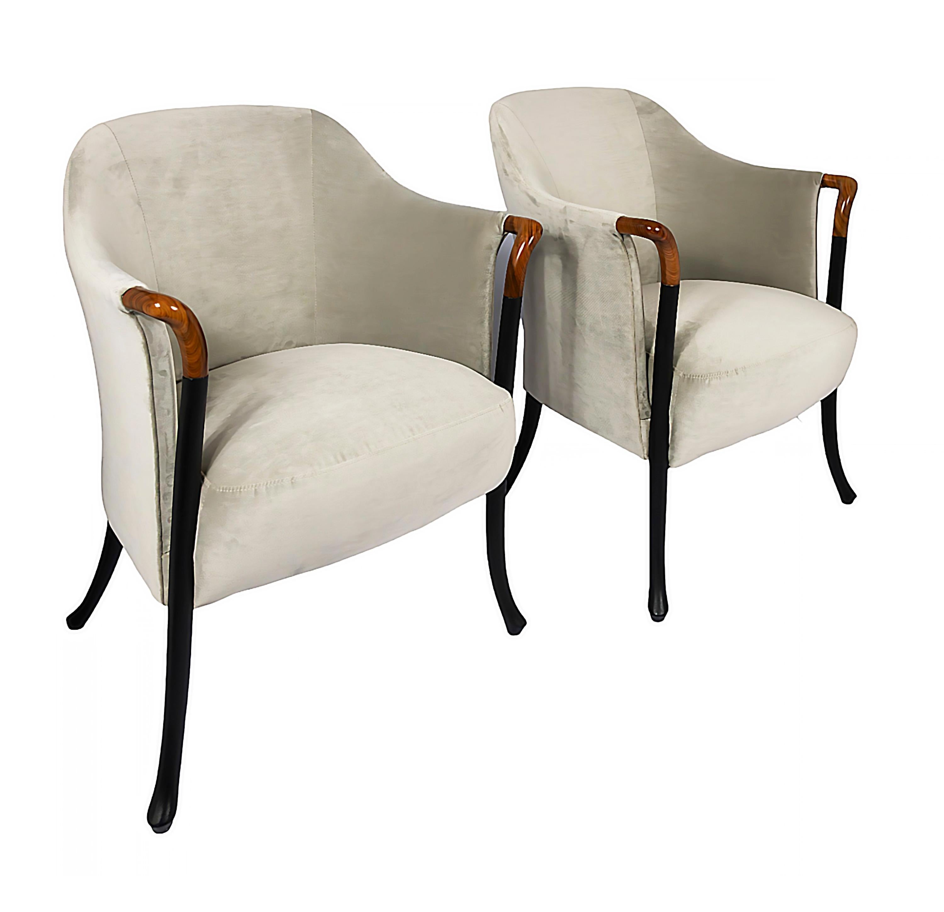Ein Paar Vintage-Sessel Progetti, entworfen von Umberto Asnago.
Herstellungsdatum ca. 1980 von Giorgetti, Italien.
Etikettiertes Textil auf der Unterseite.
Polsterung aus elfenbeinfarbenem Veloursstoff und Holzrahmen.
Sehr guter/exzellenter
