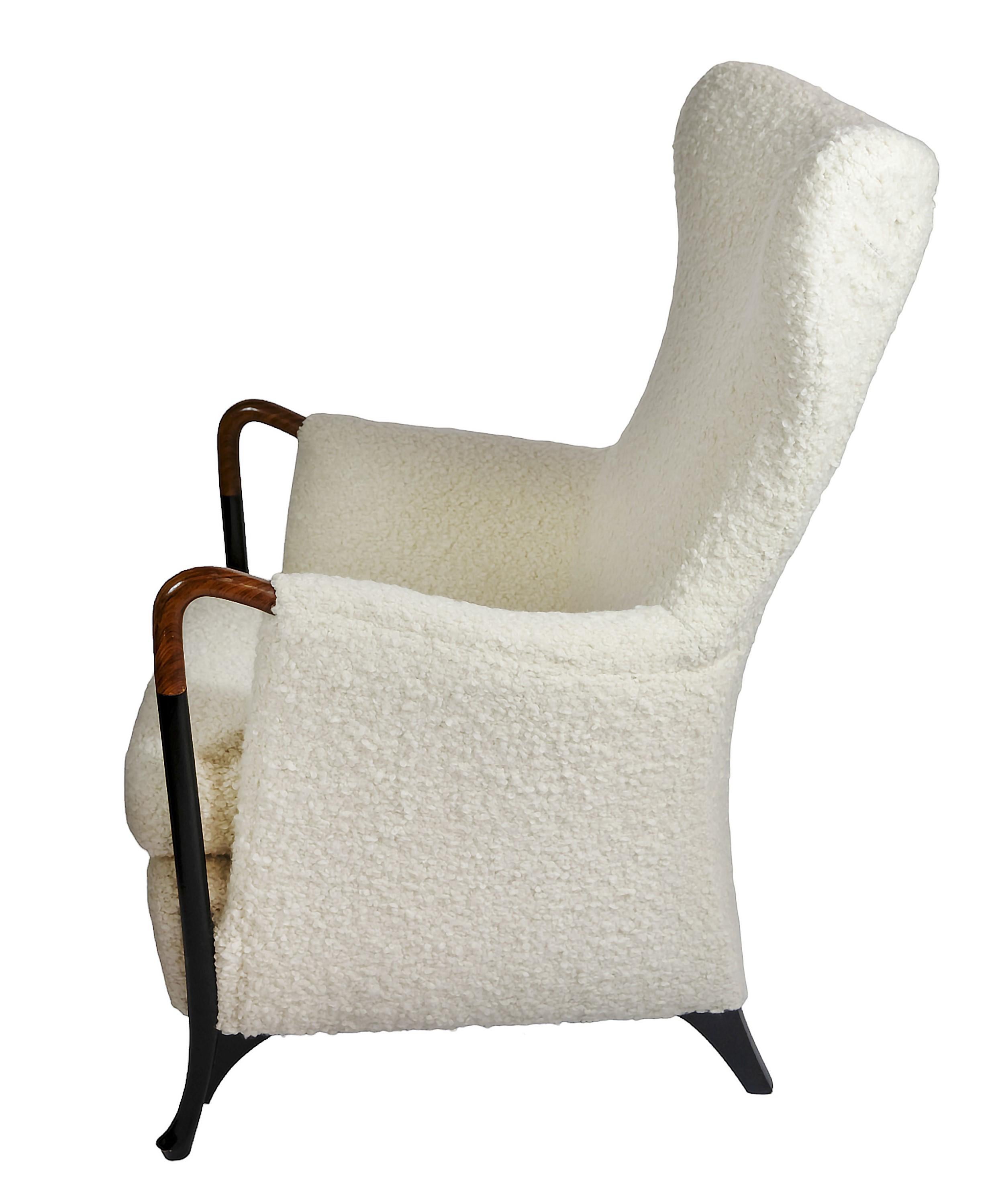 Coppia di poltrone vintage Progetti, disegnate da Umberto Asnago.
Data di fabbricazione circa 1980 da Giorgetti, Italia.
Struttura in Wood di colore nero e inserti in legno naturale.
Rivestimento in tessuto boucle di lana d'alpaca naturale bianco