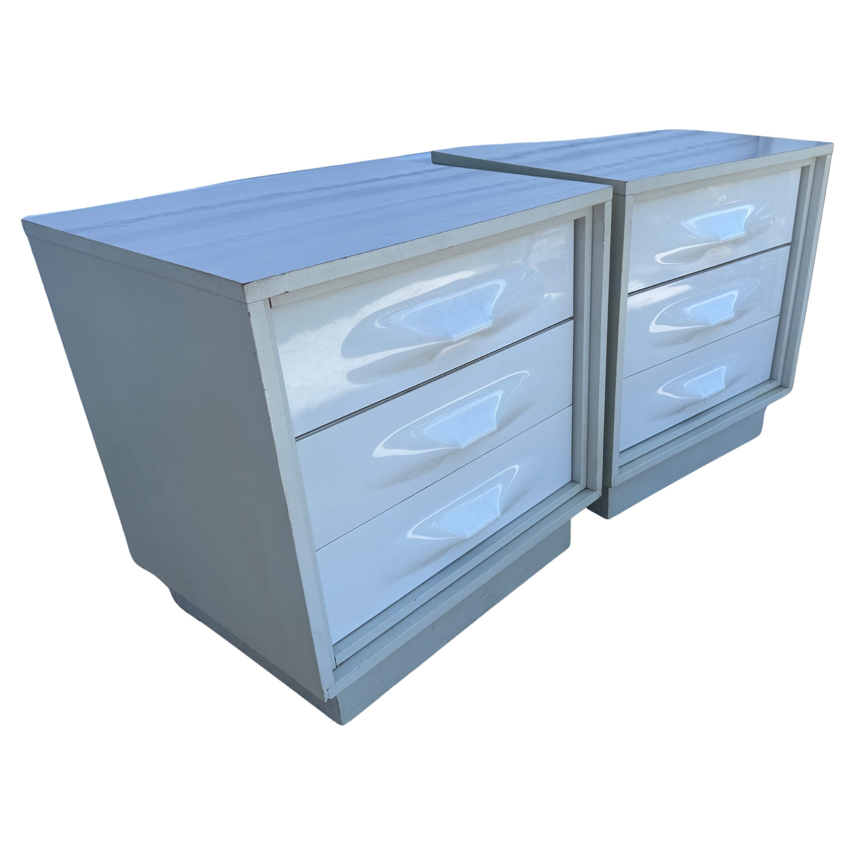 Paire de tables de nuit en laque grise et acrylique blanc Giovanni Maur For Treco