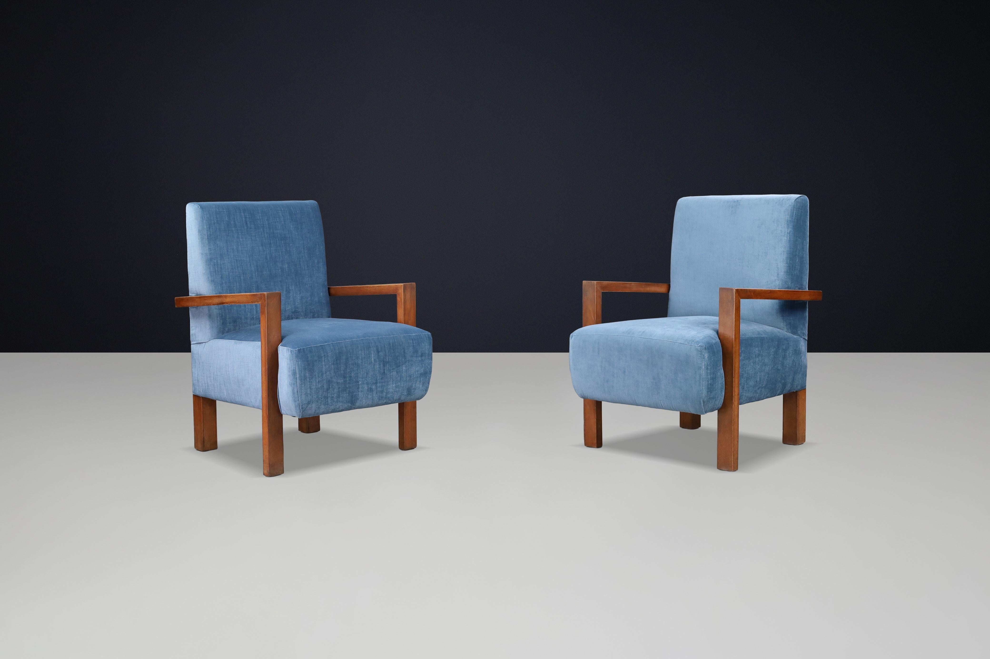 Paire de fauteuils Giovanni Michelucci en velours bleu, Italie, années 1940

Une paire frappante de fauteuils architecturaux conçus par l'architecte italien Giovanni Michelucci dans les années 1940. Ces rares chaises longues illustrent l'approche