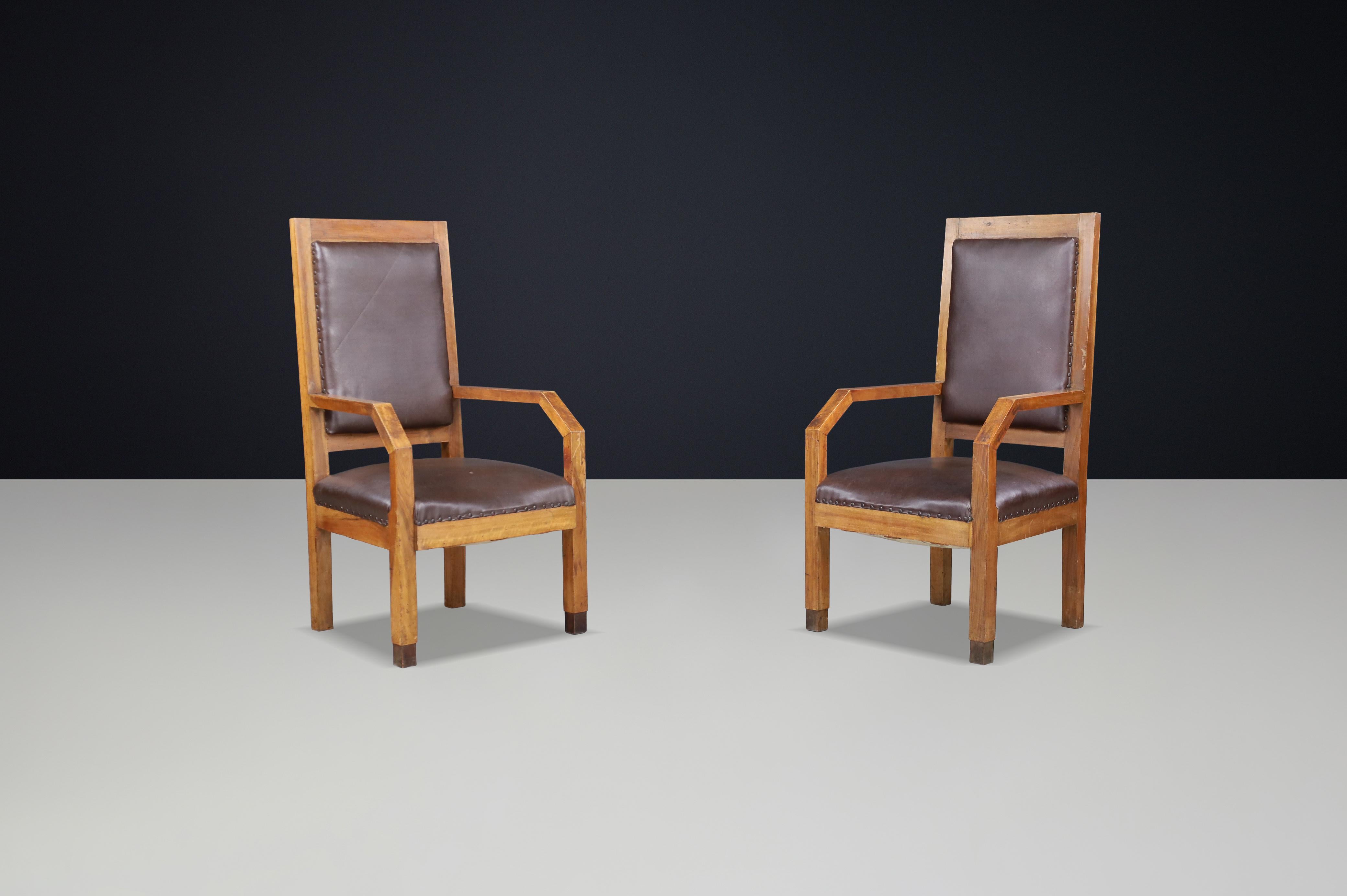 Paire de fauteuils en chêne patiné et cuir Giovanni Michelucci, Italie, années 1930


Cette paire de fauteuils raffinés, attribuée à Giovanni Michelucci, présente la clarté architecturale et l'intégrité des matériaux typiques du design rationaliste