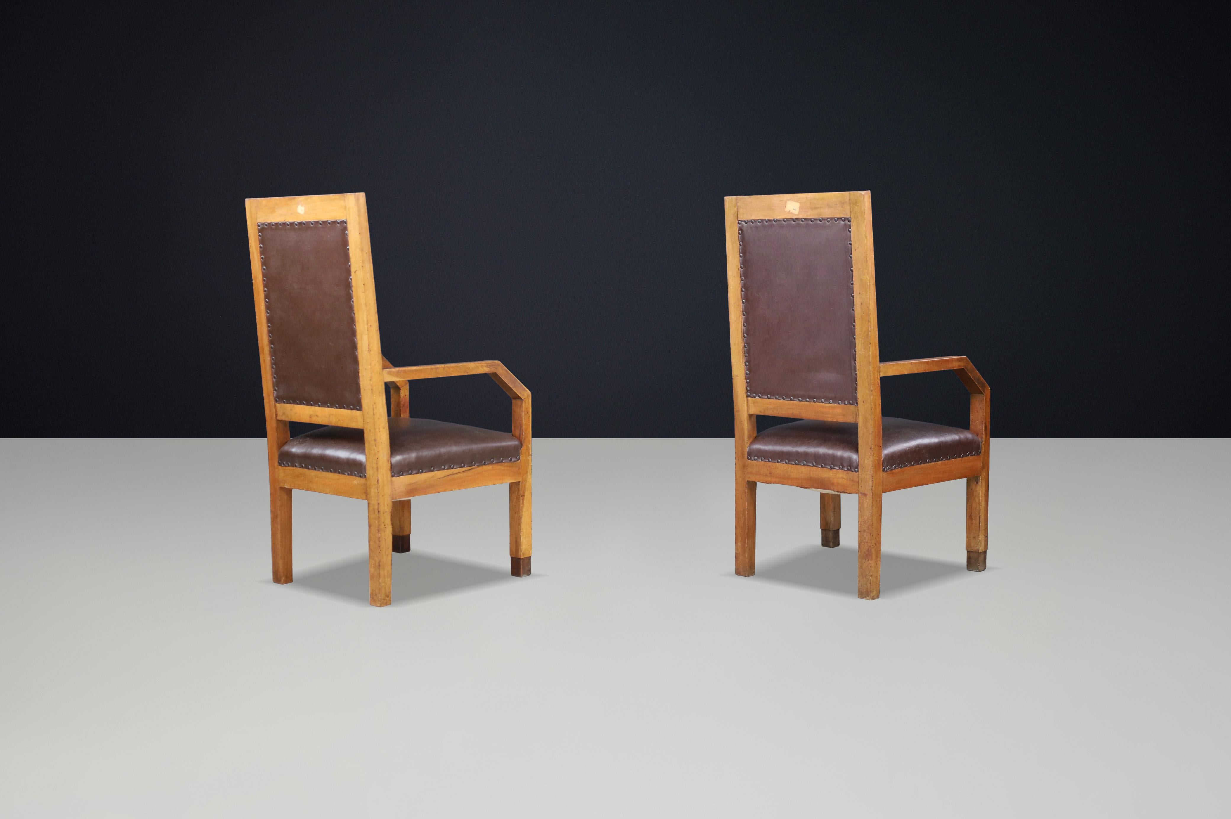 Cuir Paire de fauteuils en chêne patiné et cuir Giovanni Michelucci, Italie, années 1930 en vente
