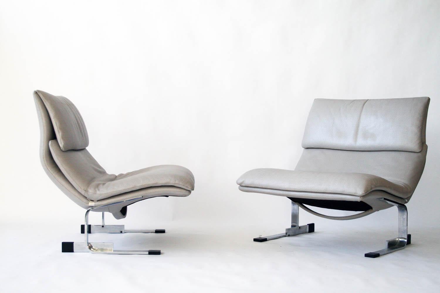 Giovanni Offredi Onda lounge chairs in original leather for Saporiti Italia. Original leather is in excellent condition. Signed in fabric and labeled.