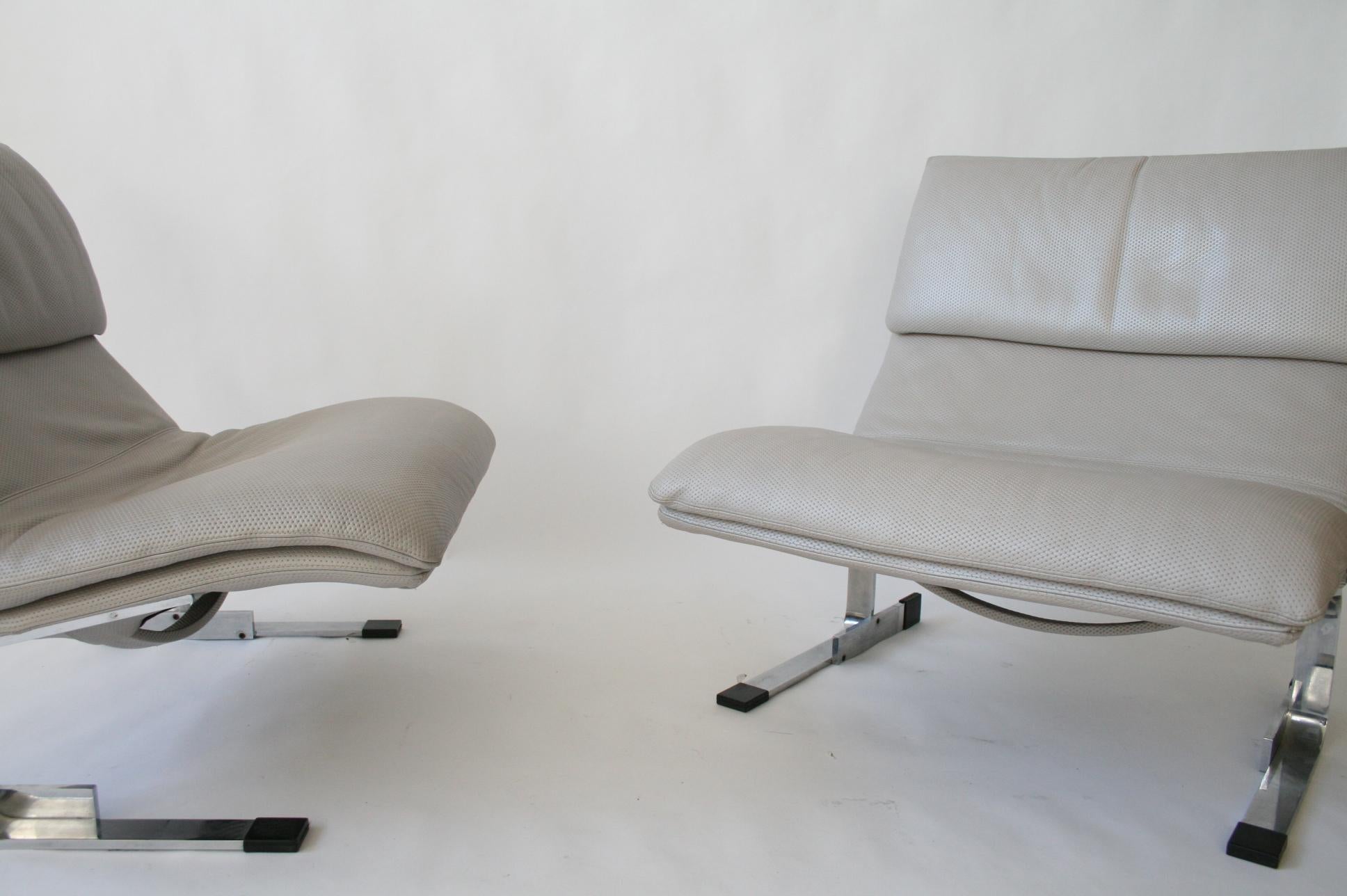 Pair of Giovanni Offredi Onda Leather Lounge Chairs for Saporiti Italia In Excellent Condition In Chicago, IL