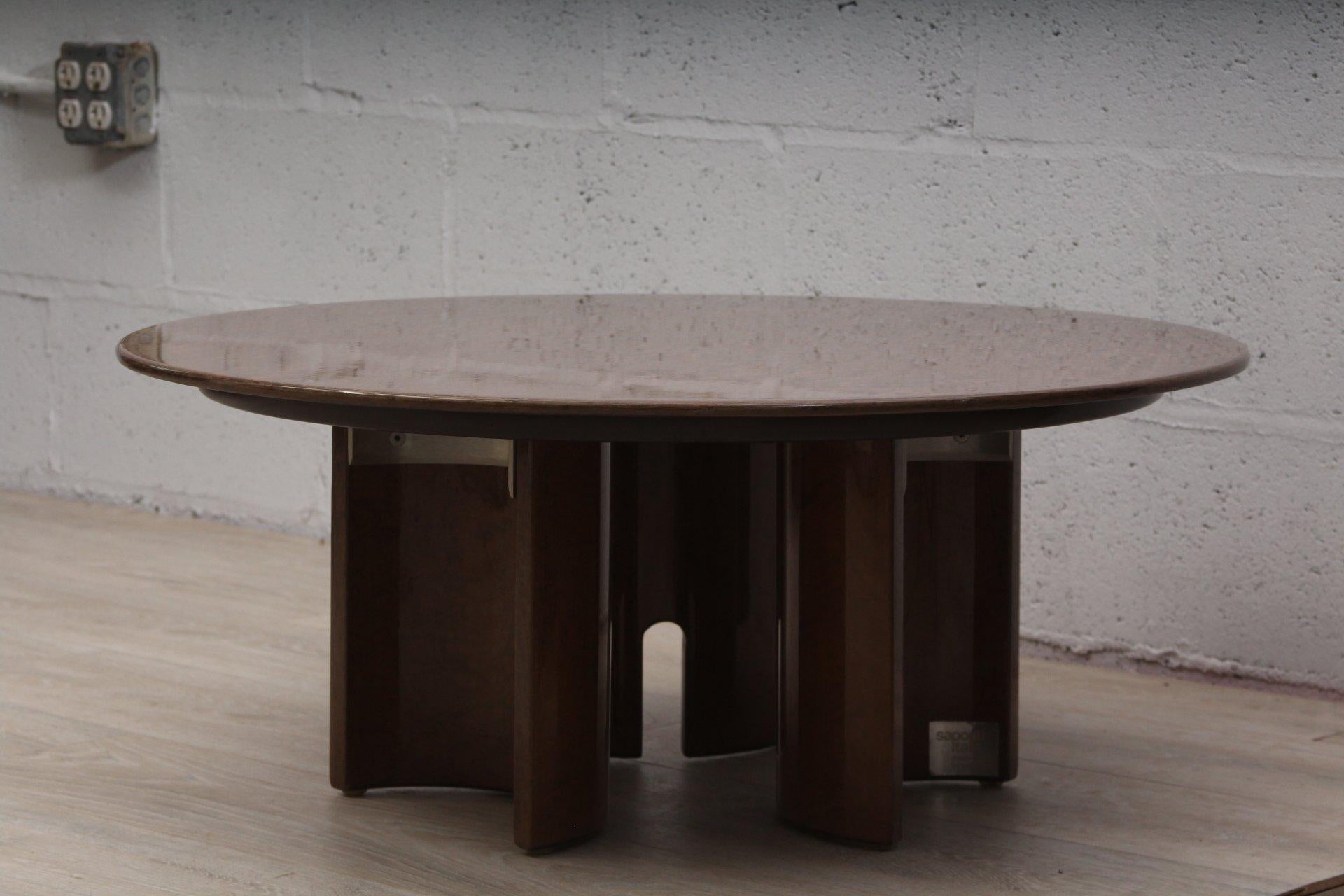 Paire de tables basses rondes assorties de Giovanni Offredi pour Saporiti.

Fabriqué en Italie, vers 1970.

Fabriqué en bois plaqué érable piqué, le socle est supporté par quatre piliers démilunies, mettant en valeur des détails sculpturaux en forme