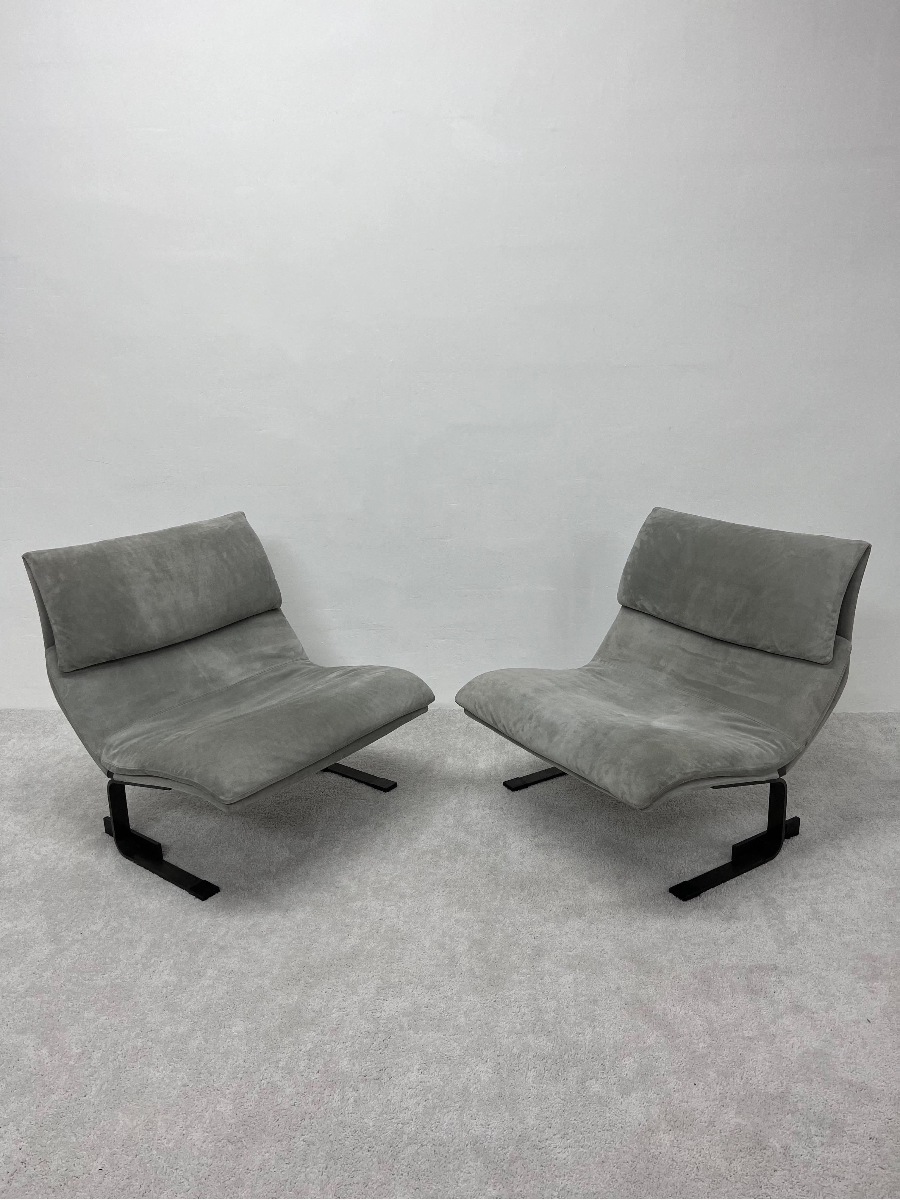 Pair of grey (with a hint of sage green) suede leather Onda wave lounge chairs on bronze finish steel bases by Giovanni Offredi for Saporiti Italia. Maintains original labels.

Leather has been professionally cleaned and brushed. 

The 'Onda' or
