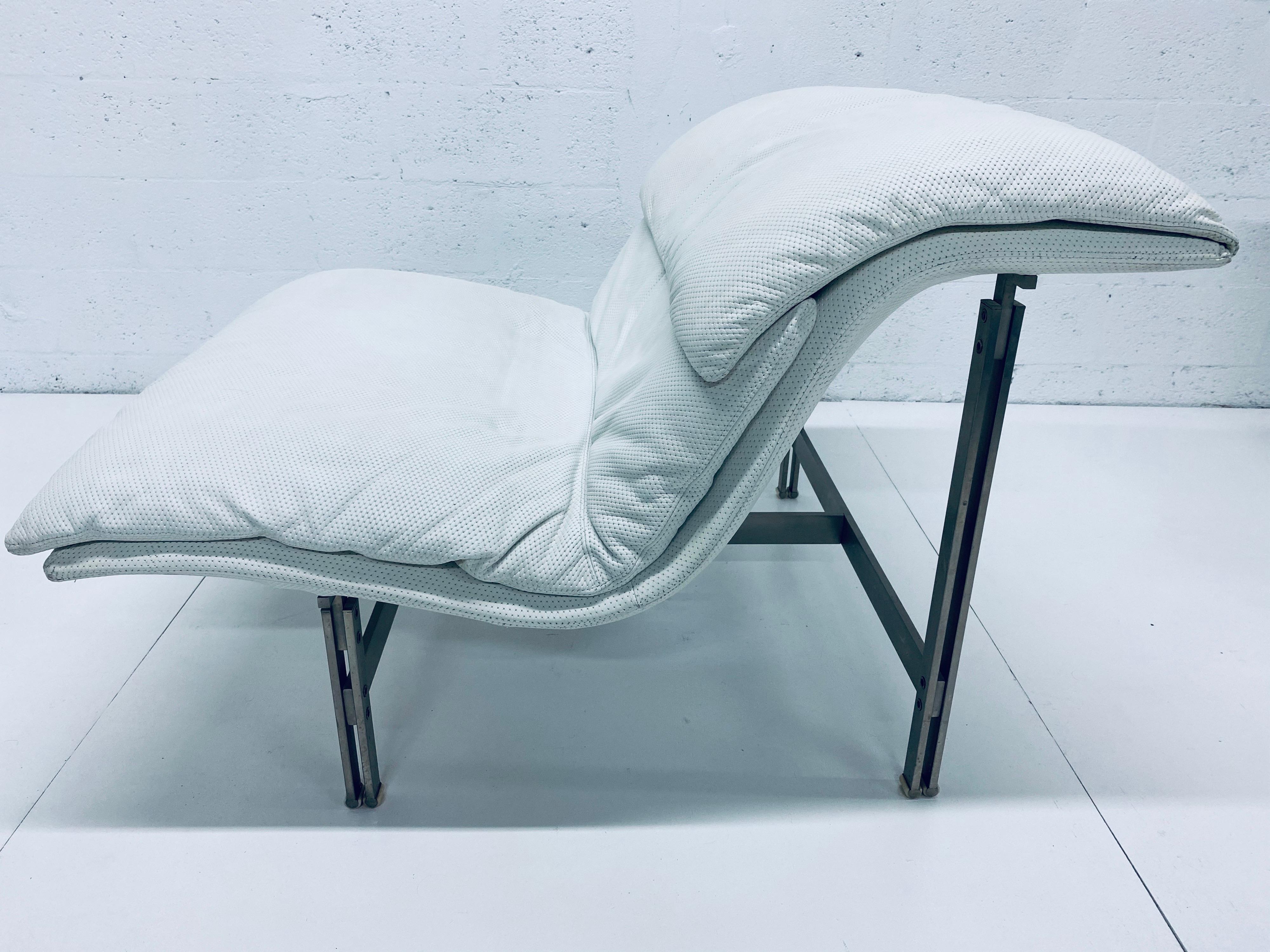 Pair of Giovanni Offredi White Leather Onda Wave Lounge Chairs for Saporiti 3