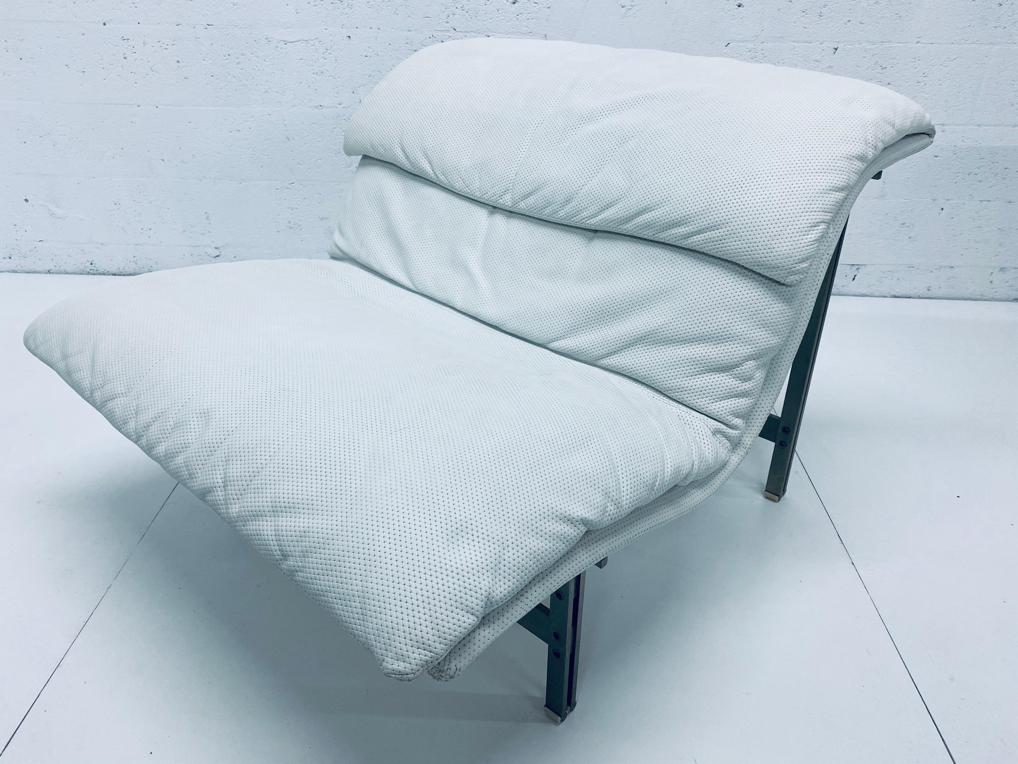 Pair of Giovanni Offredi White Leather Onda Wave Lounge Chairs for Saporiti 4