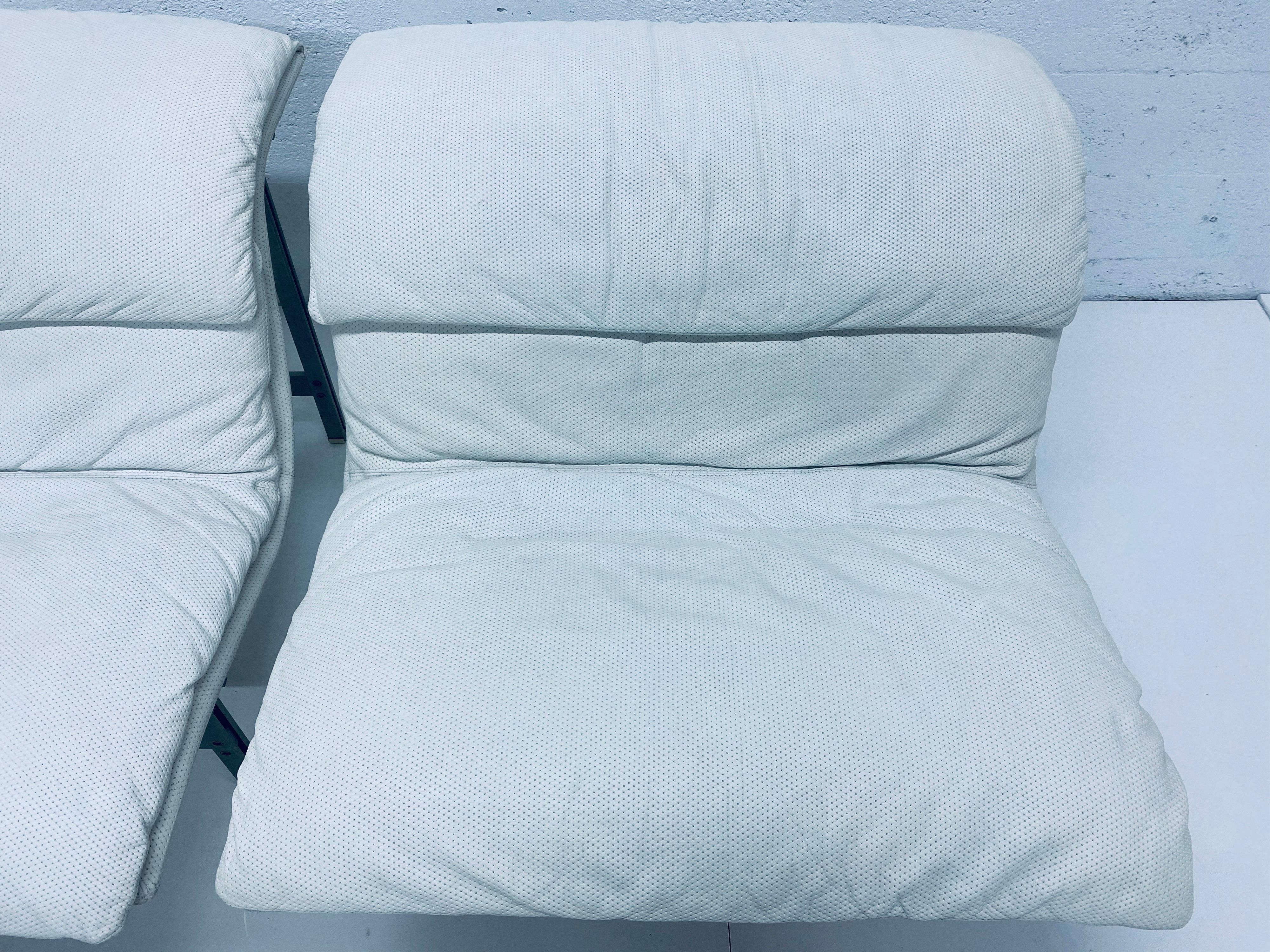 Italian Pair of Giovanni Offredi White Leather Onda Wave Lounge Chairs for Saporiti