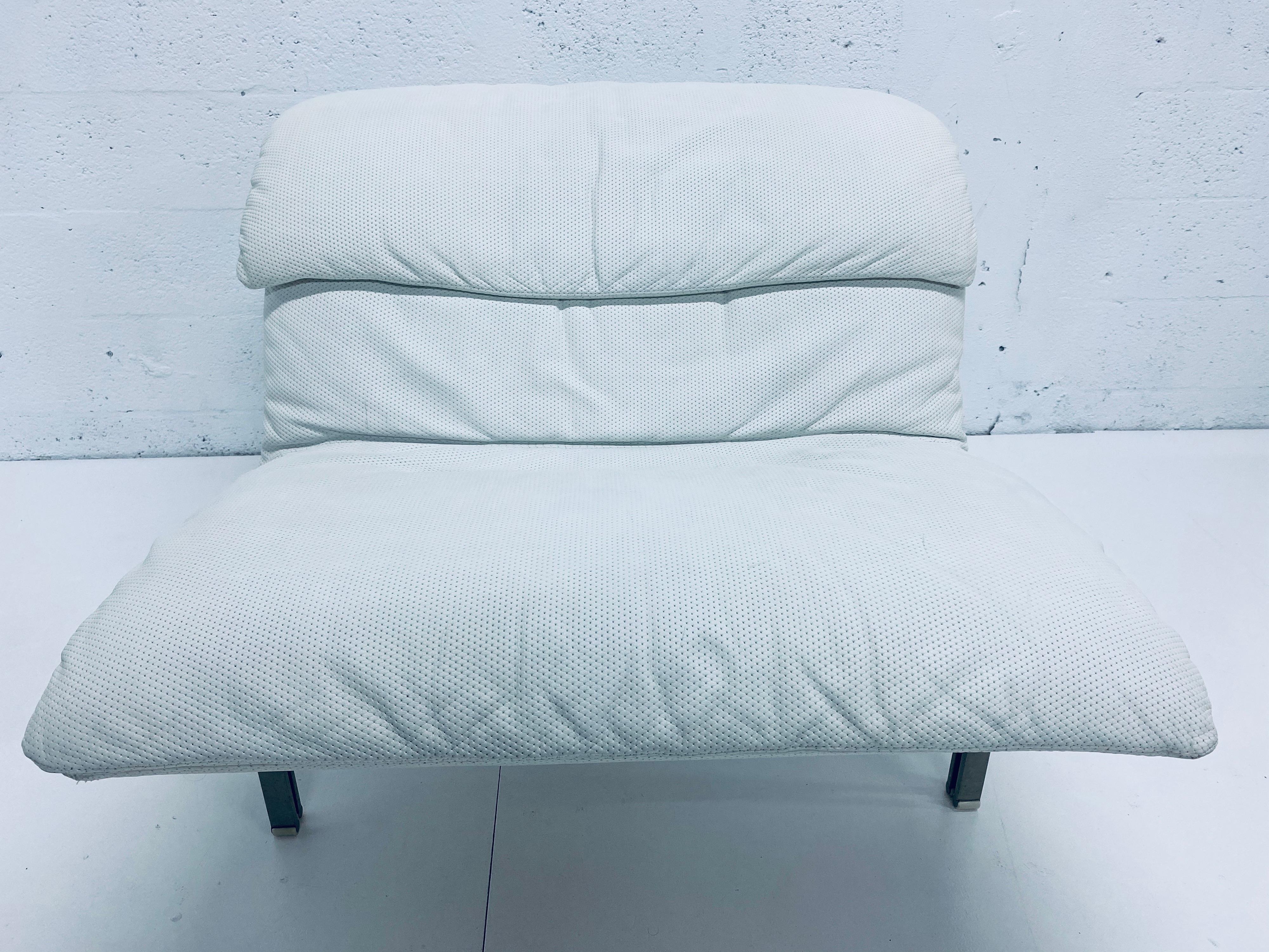 Late 20th Century Pair of Giovanni Offredi White Leather Onda Wave Lounge Chairs for Saporiti