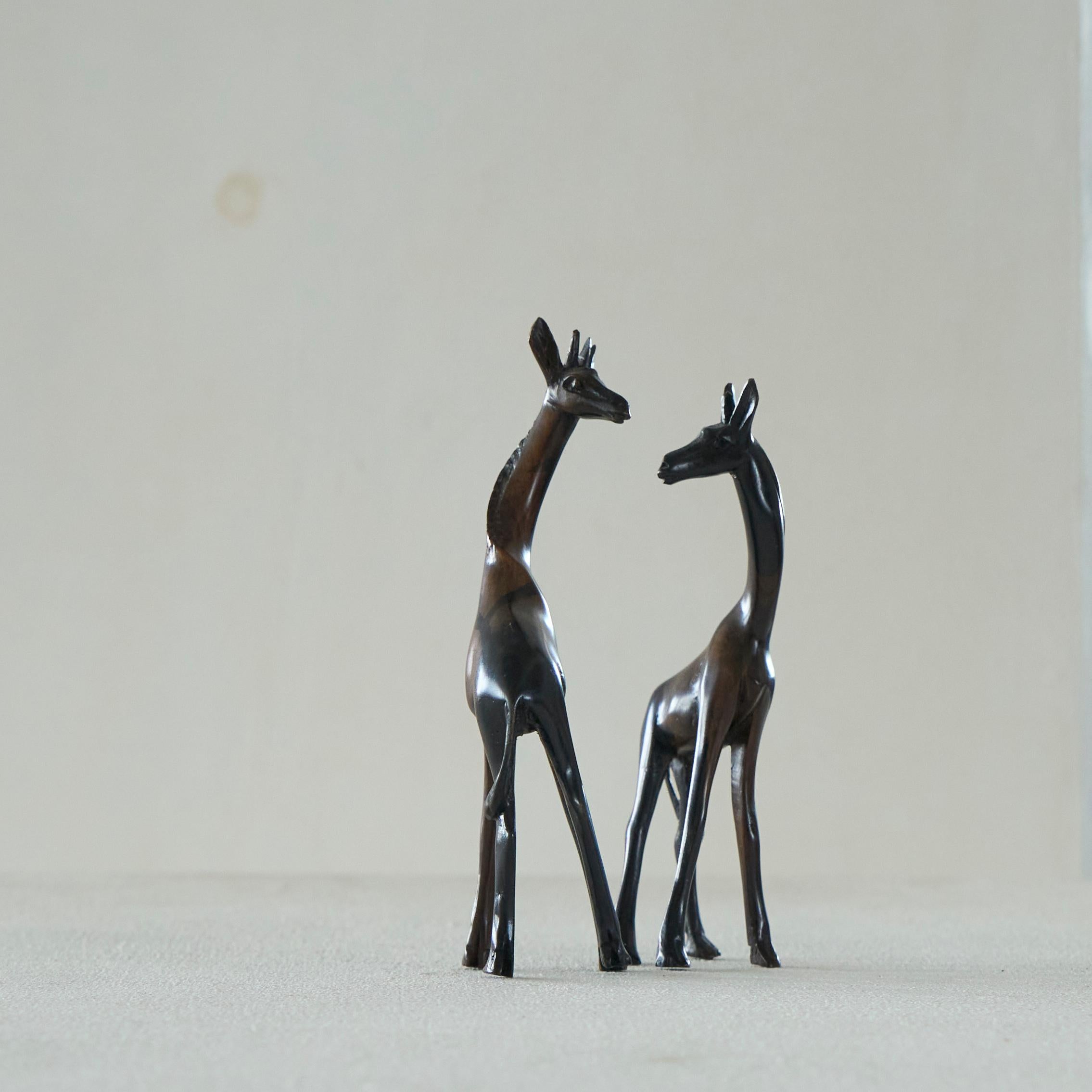 Paar Giraffenskulpturen aus Coromandel Wood 1930er Jahre (20. Jahrhundert) im Angebot