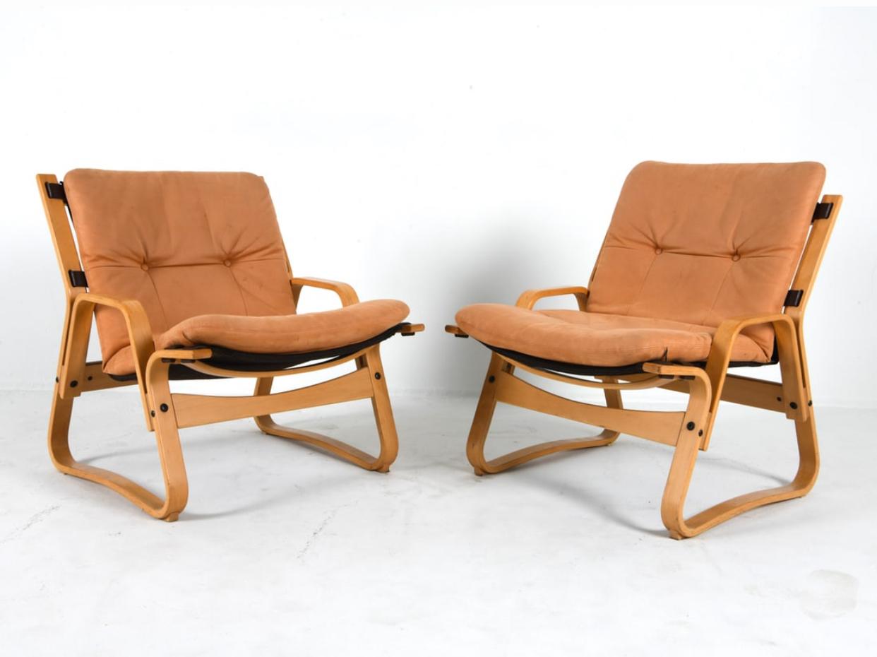 Nous avons ici une rare paire de chaises longues modernes norvégiennes conçues par Giske Carlsen pour Kleppe Møbelfabrik. Fabriqués en bois de hêtre courbé, les cadres robustes sont finis dans une couleur hêtre naturel, avec des coussins luxueux