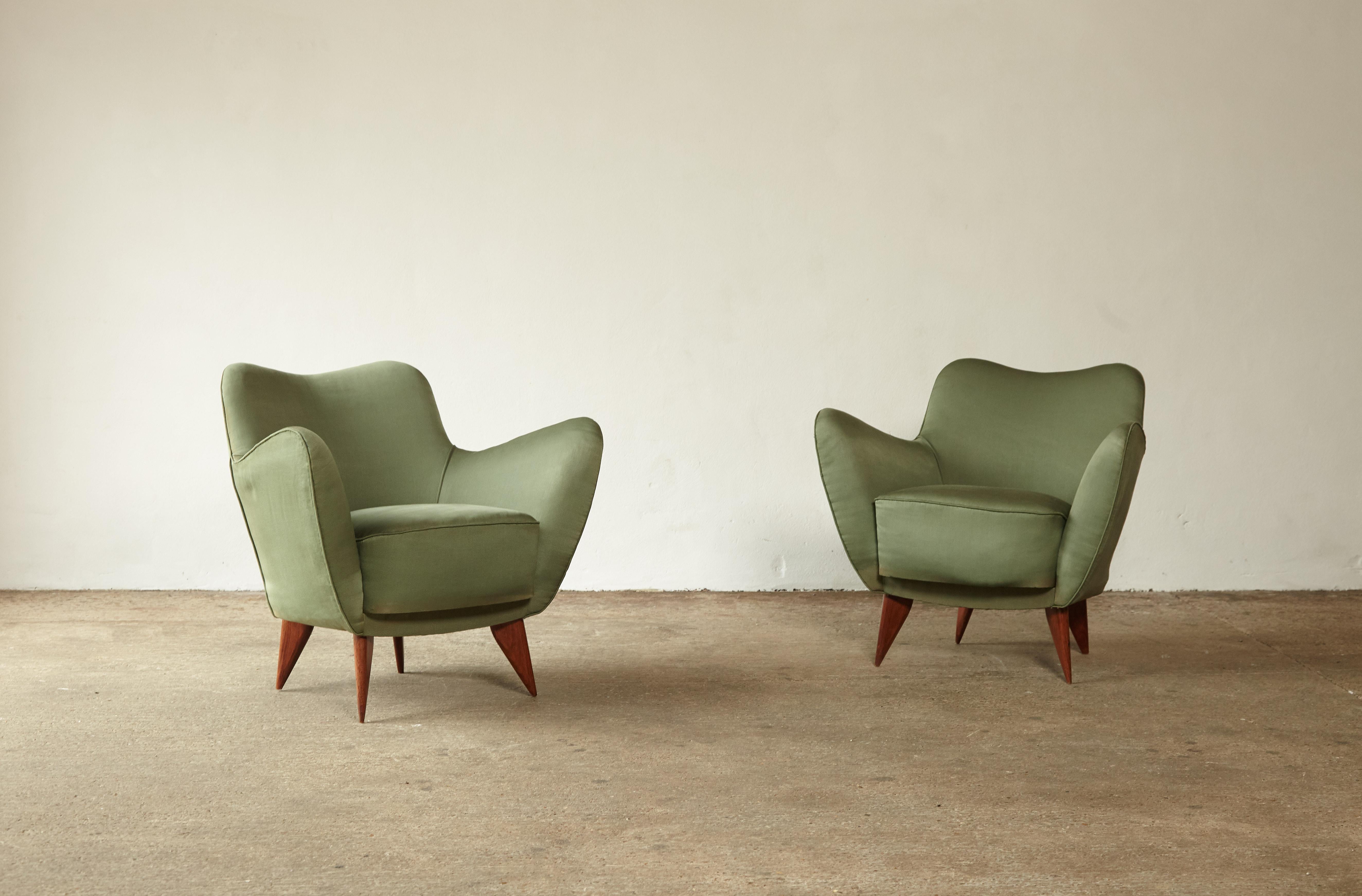 A wonderful pair of original Giulia Veronesi Perla armchairs, I.S.A. Bergamo, Italy, 1950. Original green fabric with minor signs of use and wear relative to age. Recovering is possible and we can assist if required.   Fast shipping