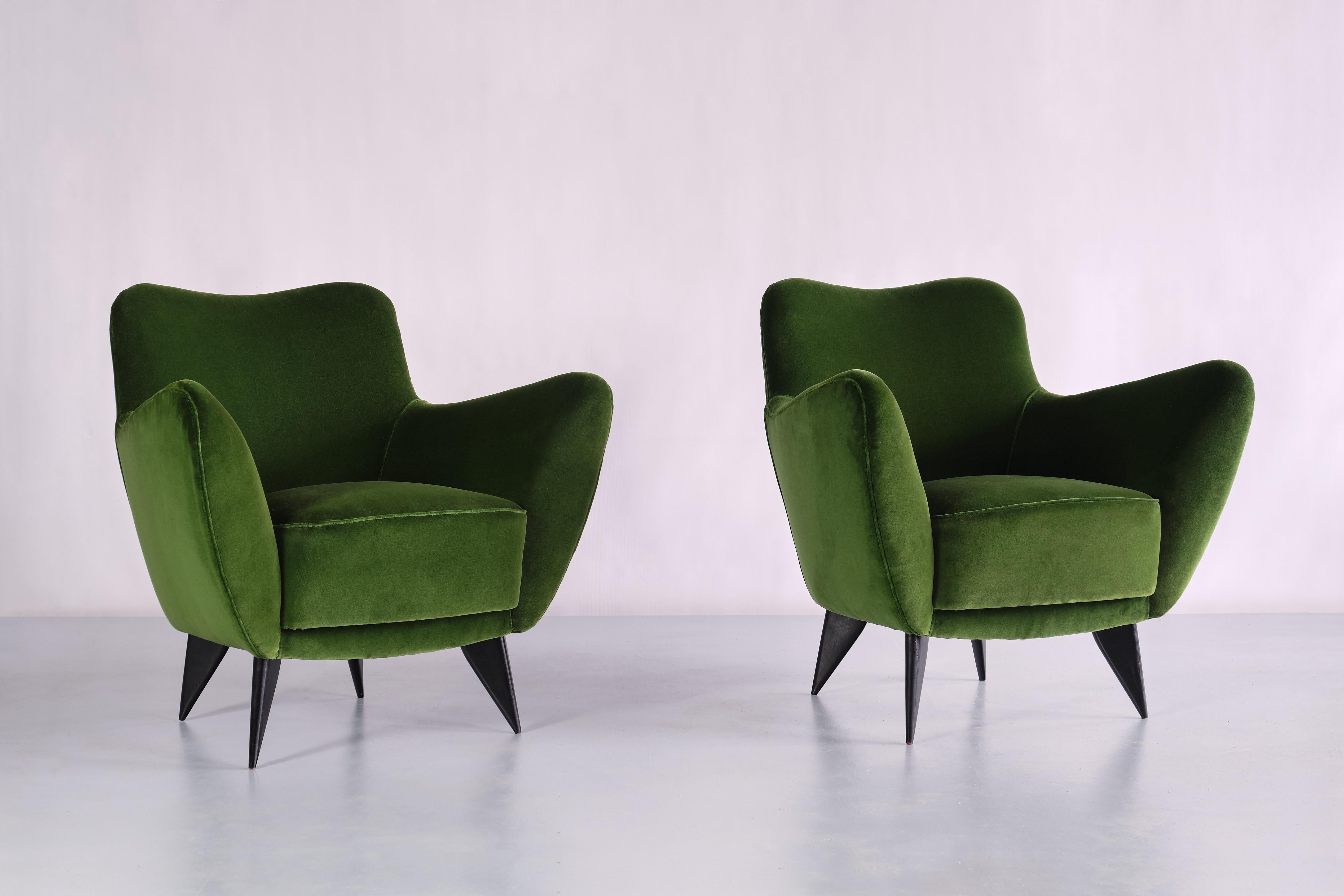 This rare pair of 'Perla' armchairs was designed by Giulia Veronesi and produced by ISA Bergamo, Italy in the early 1950s. Its sensual curves and the elegantly tapered legs give the chair a sculptural and modern feel. These striking armchairs have