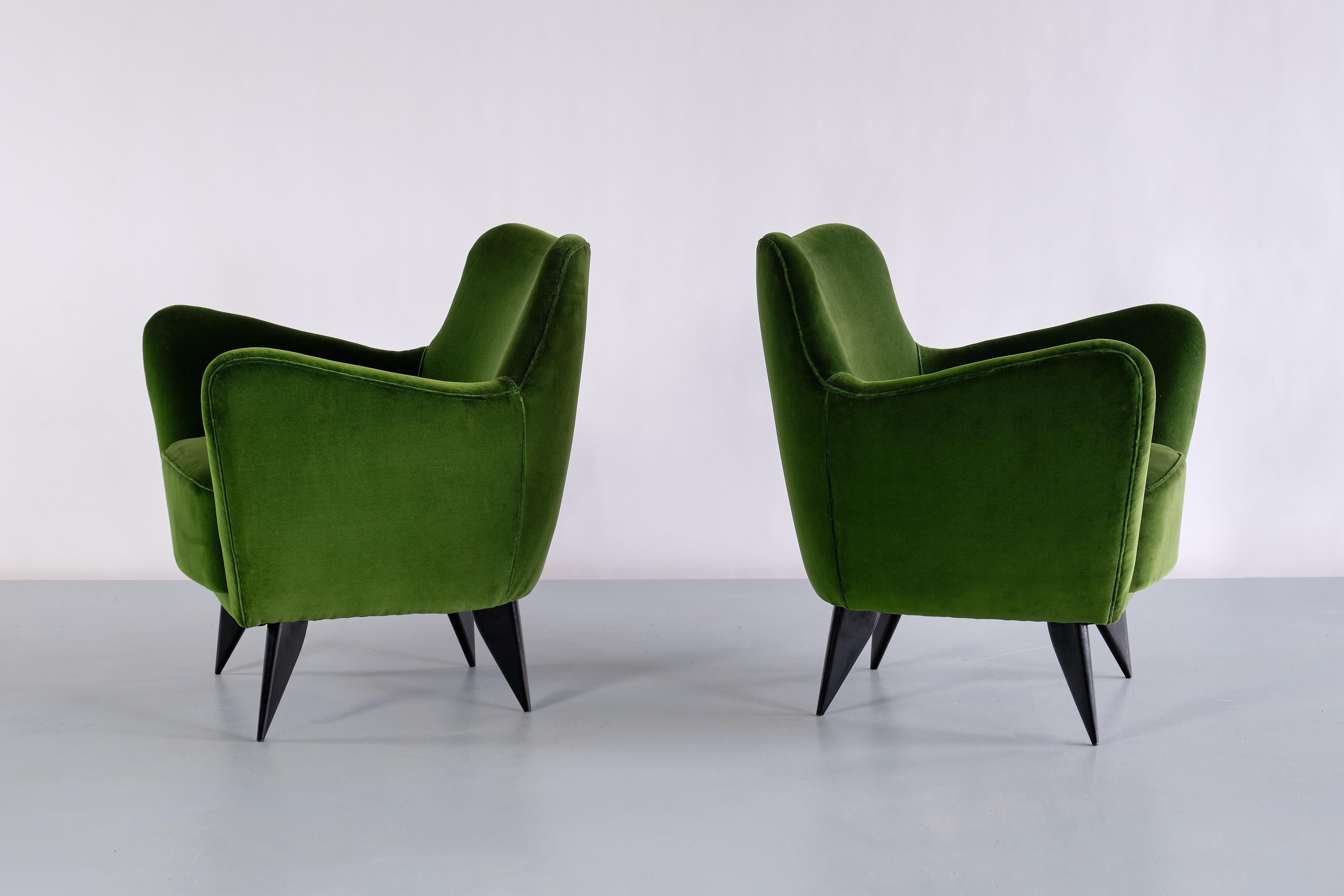 Milieu du XXe siècle Paire de fauteuils Perla de Giulia Veronesi en velours vert Loro Piana, Italie, années 1950 en vente