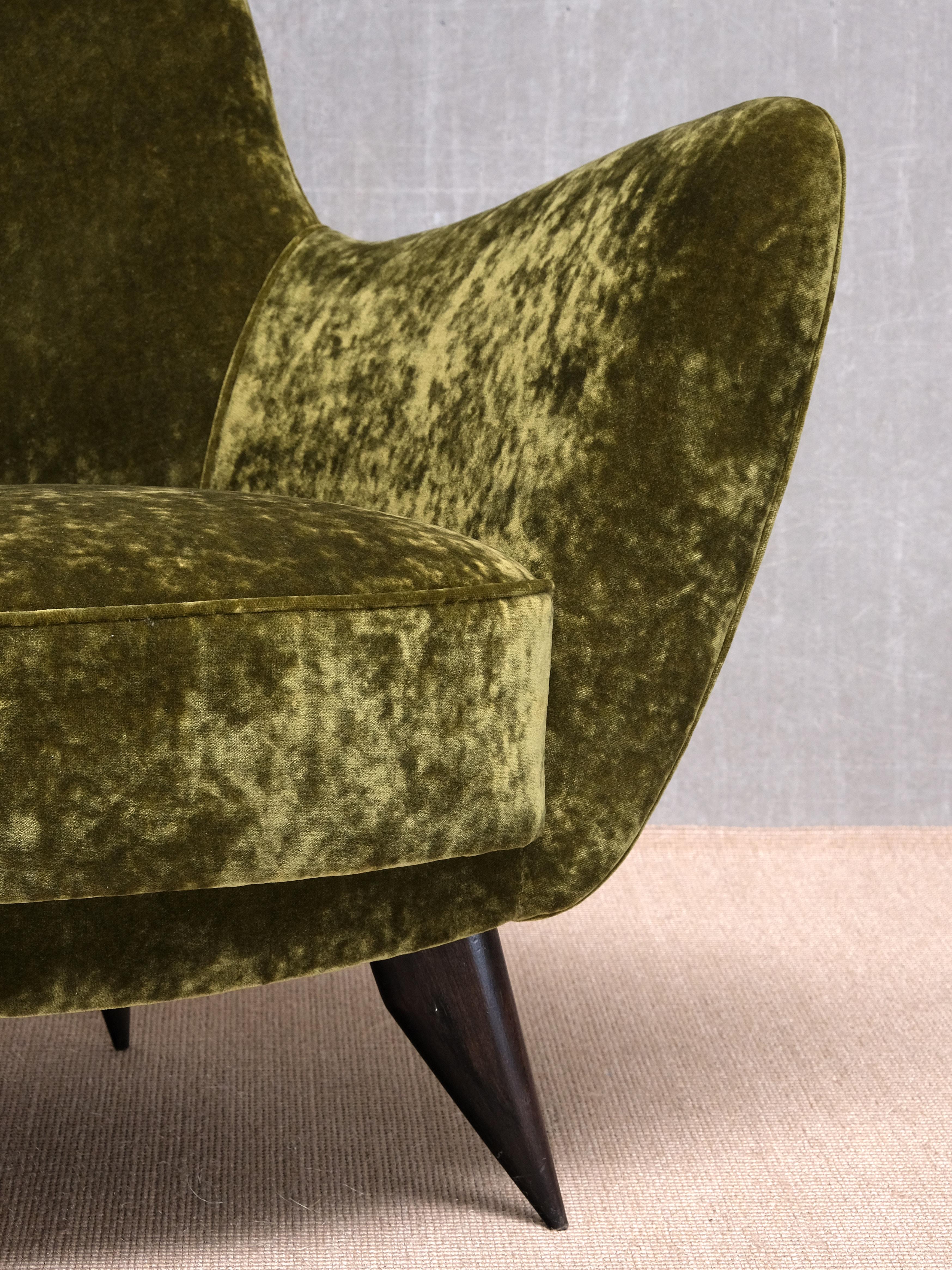 Pair of Giulia Veronesi 'Perla' Armchairs in Green Velvet, ISA Bergamo, 1950s en vente 3