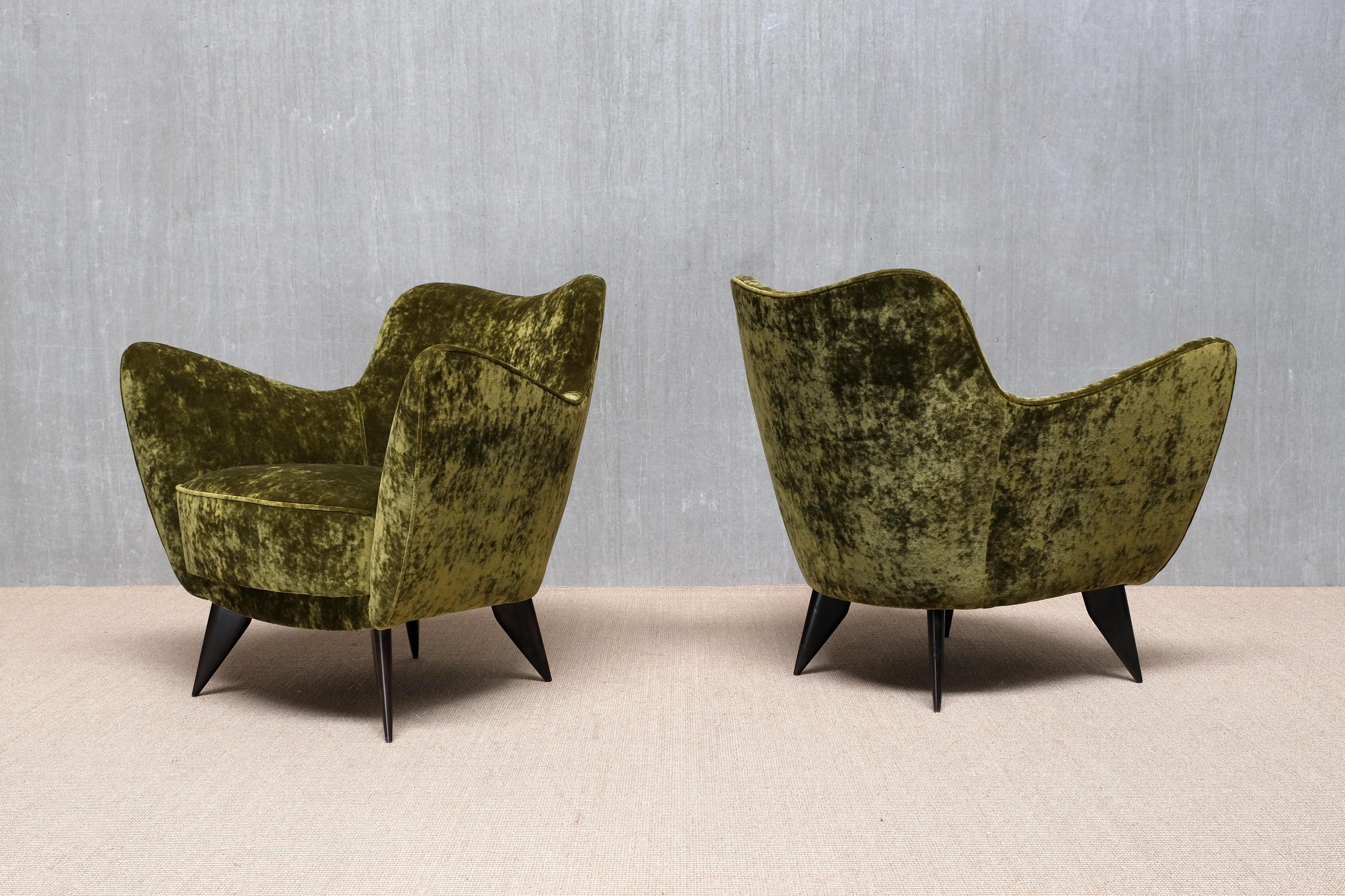 Mid-Century Modern Pair of Giulia Veronesi 'Perla' Armchairs in Green Velvet, ISA Bergamo, 1950s en vente