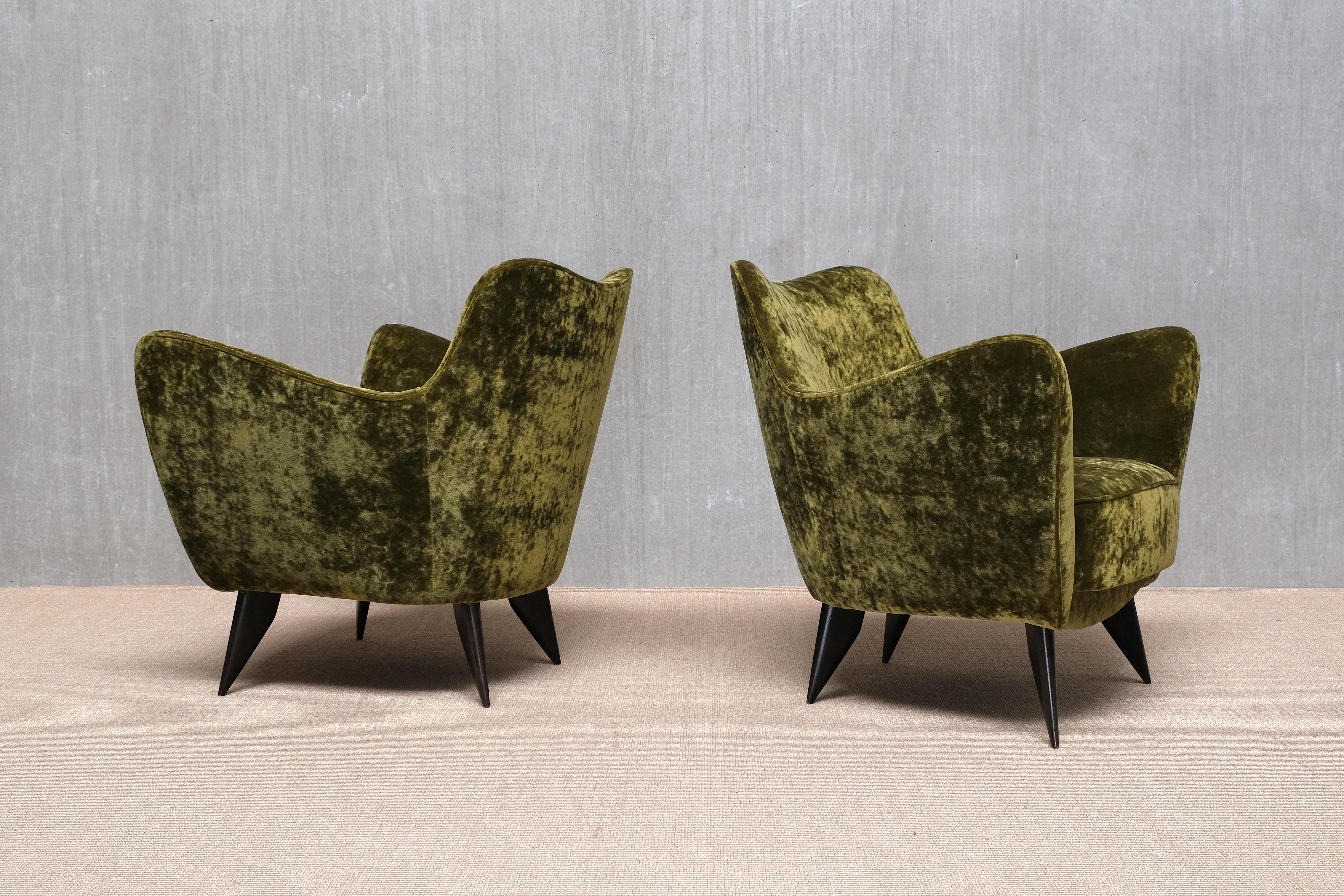 italien Pair of Giulia Veronesi 'Perla' Armchairs in Green Velvet, ISA Bergamo, 1950s en vente
