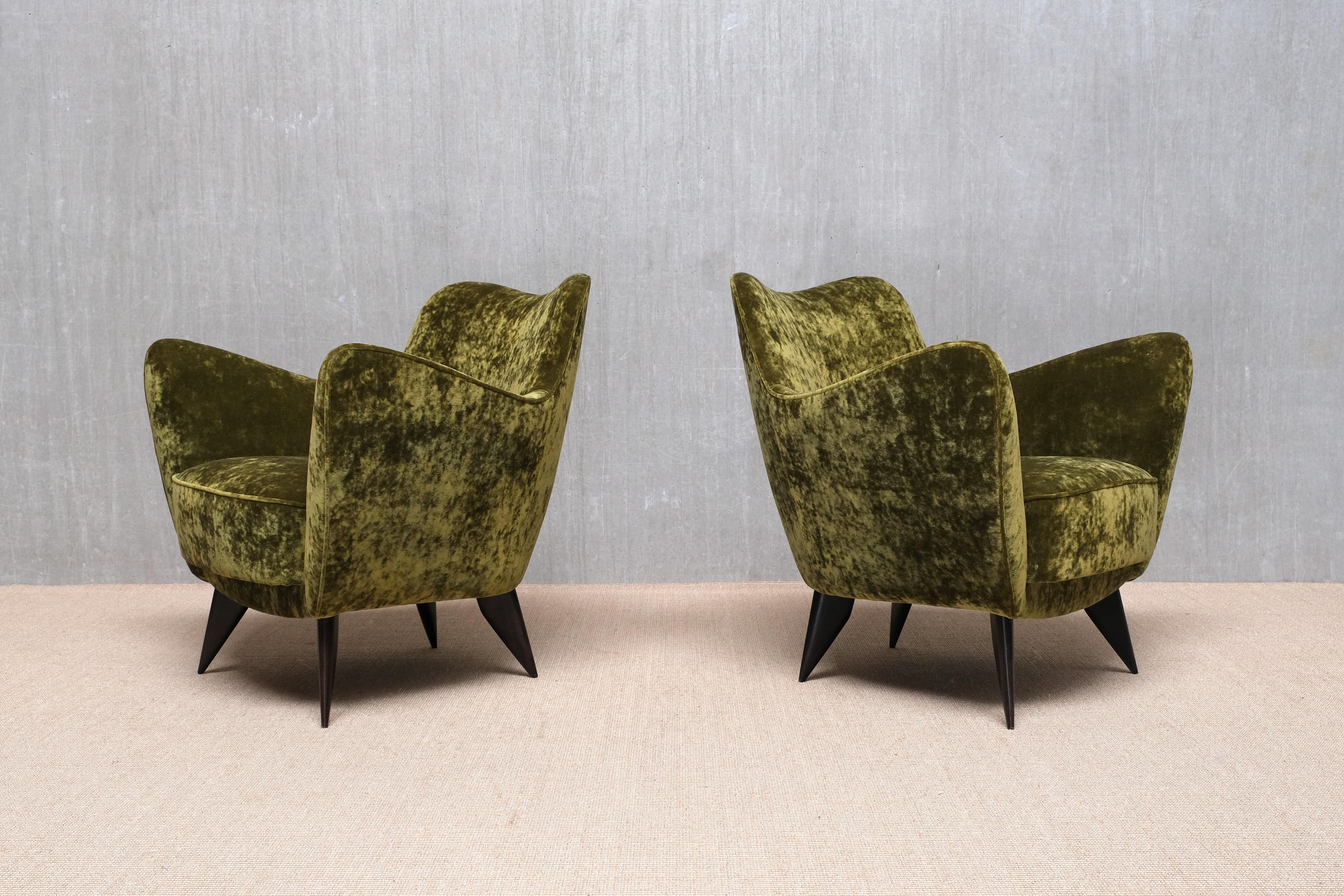 Laqué Pair of Giulia Veronesi 'Perla' Armchairs in Green Velvet, ISA Bergamo, 1950s en vente