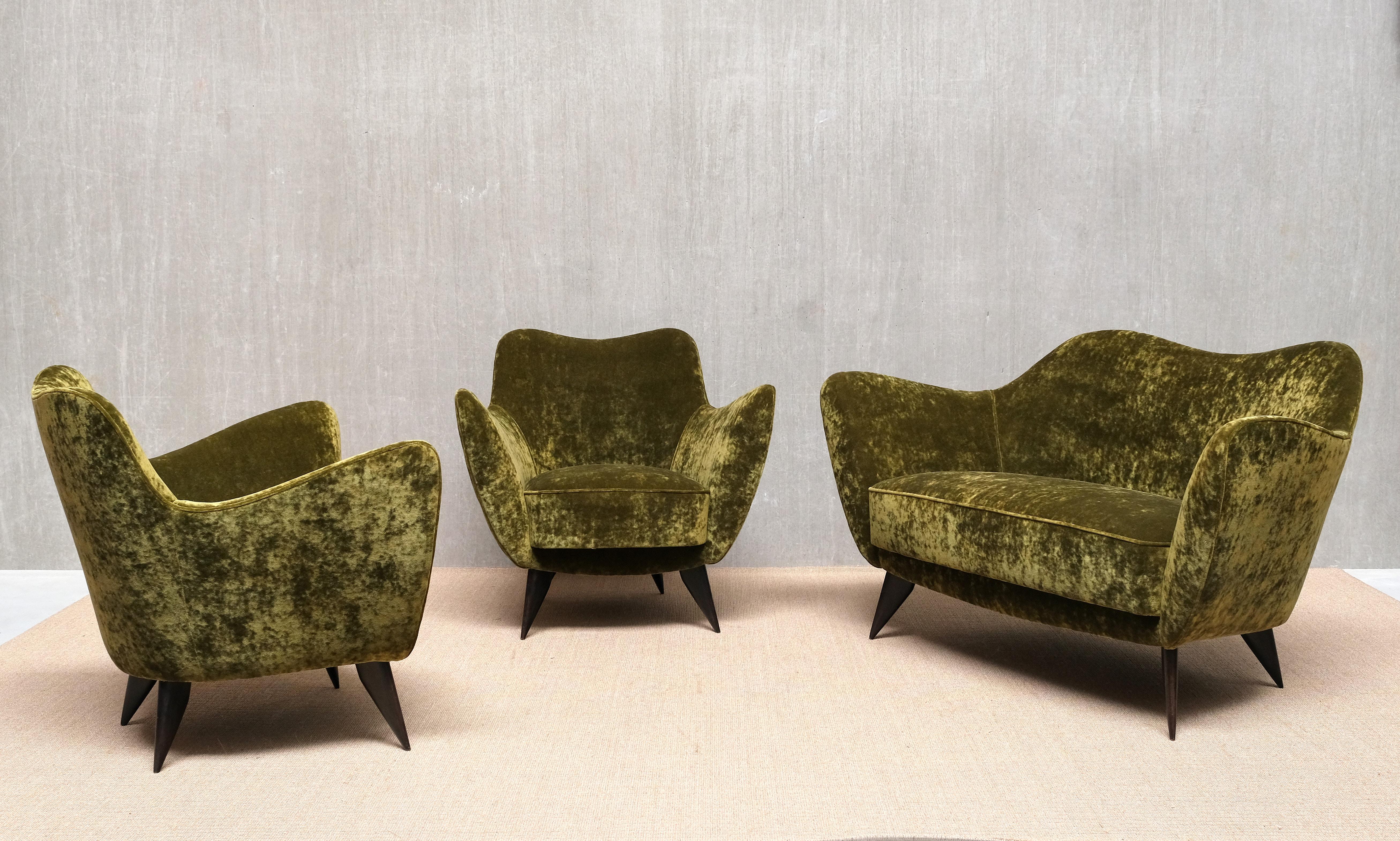 Pair of Giulia Veronesi 'Perla' Armchairs in Green Velvet, ISA Bergamo, 1950s Bon état - En vente à The Hague, NL