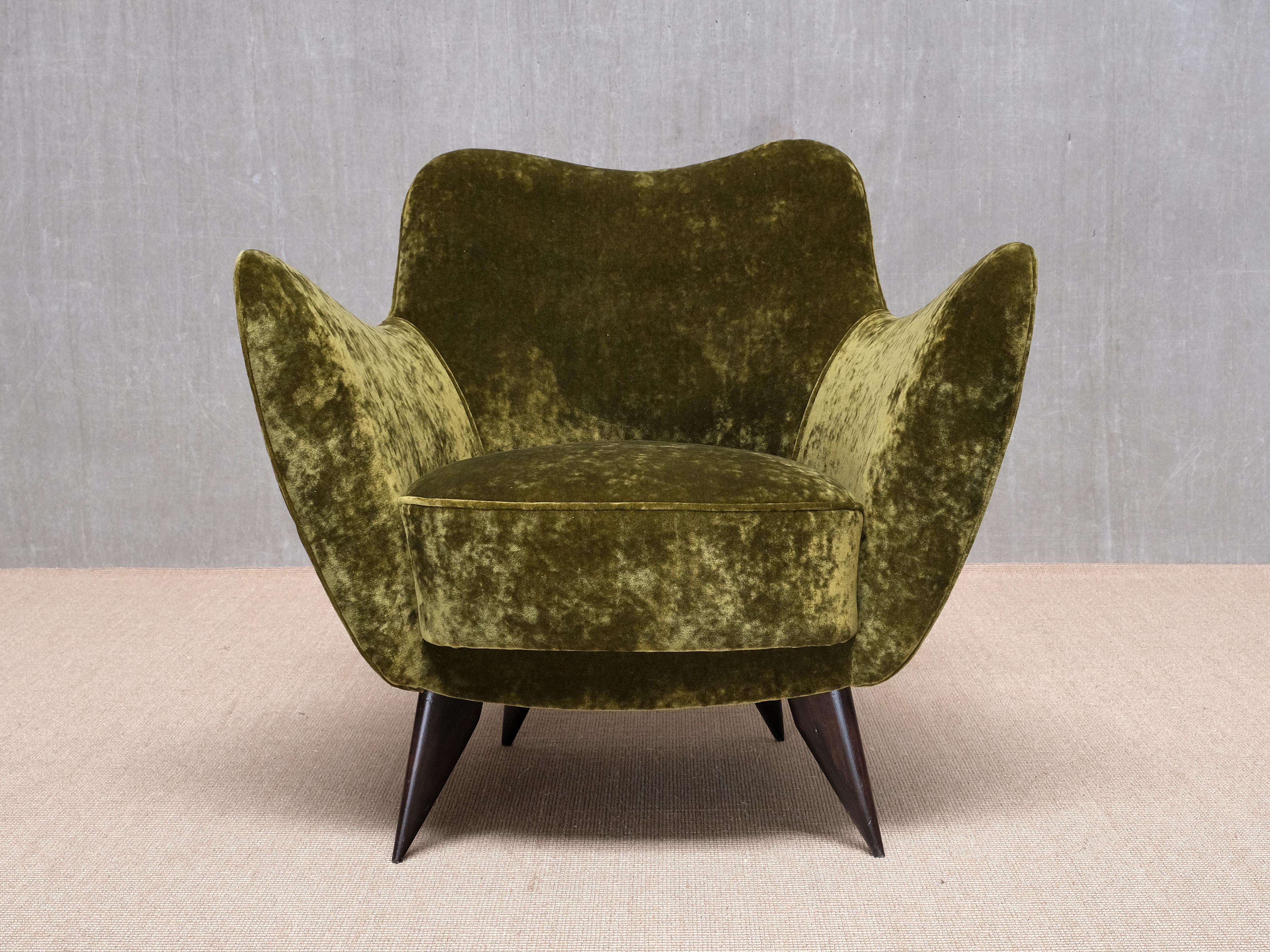 Milieu du XXe siècle Pair of Giulia Veronesi 'Perla' Armchairs in Green Velvet, ISA Bergamo, 1950s en vente