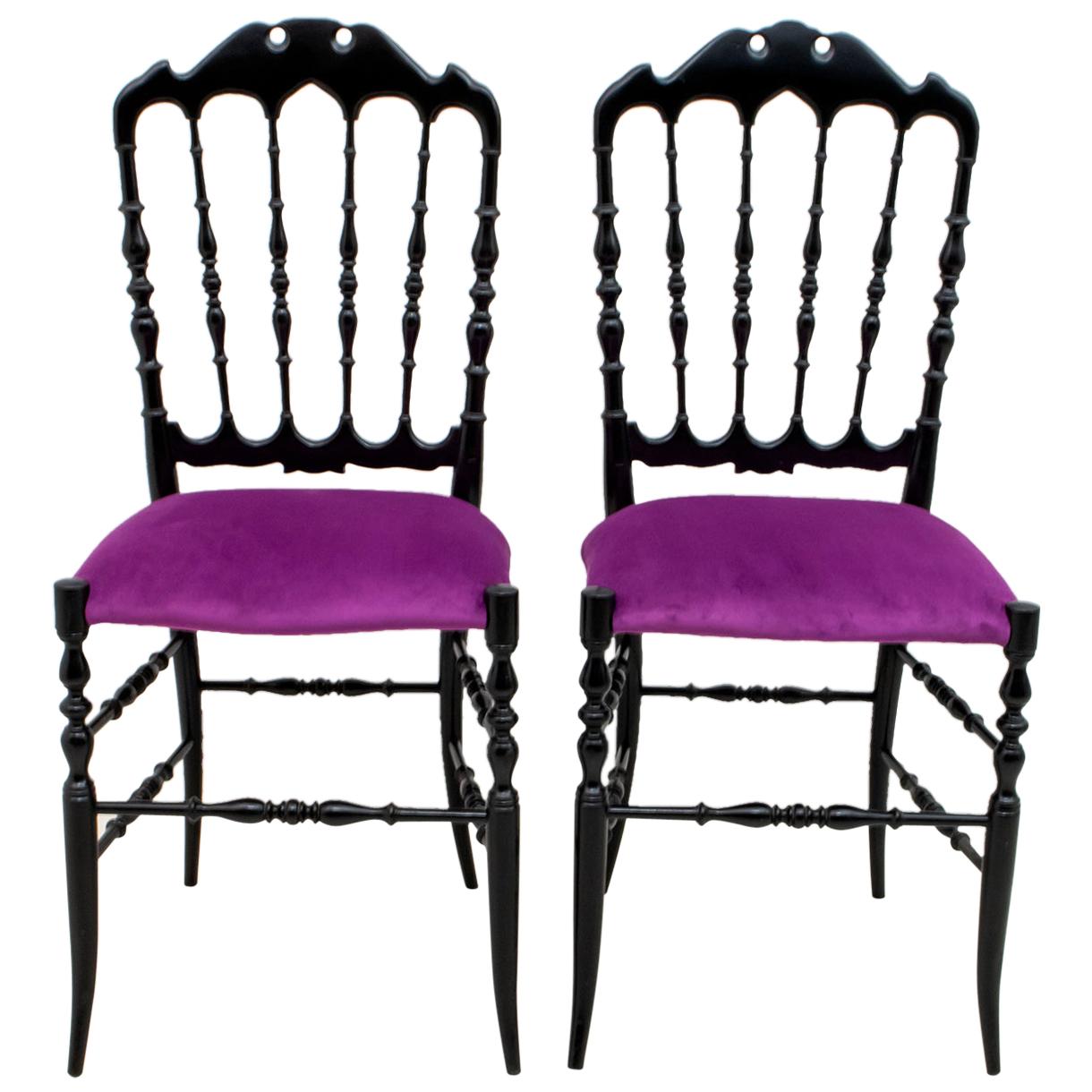Dieses Paar typischer Chiavari-Stühle wurde von Gaetano Descalzi in der italienischen Stadt Chiavari entworfen, wo es seitdem in verschiedenen Modellen hergestellt wird.
Aus schwarz lackierter Buche und mit fuchsiafarbenem Samt gepolstert.
Die