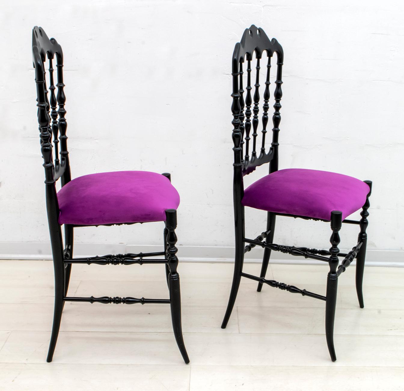 Paar italienische Chiavari-Stühle von Giuseppe Gaetano Descalzi aus der Mitte des Jahrhunderts, 1950er Jahre (Samt) im Angebot