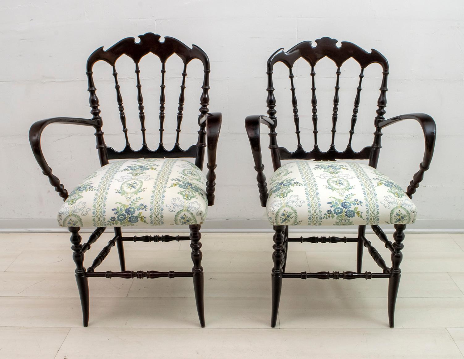 Dieses Paar typischer Chiavari-Stühle mit Armlehnen wurde von Gaetano Descalzi in der italienischen Stadt Chiavari entworfen und wird dort seither in verschiedenen Modellen hergestellt.
Hergestellt aus mahagonifarbener Buche und mit Satinstoff