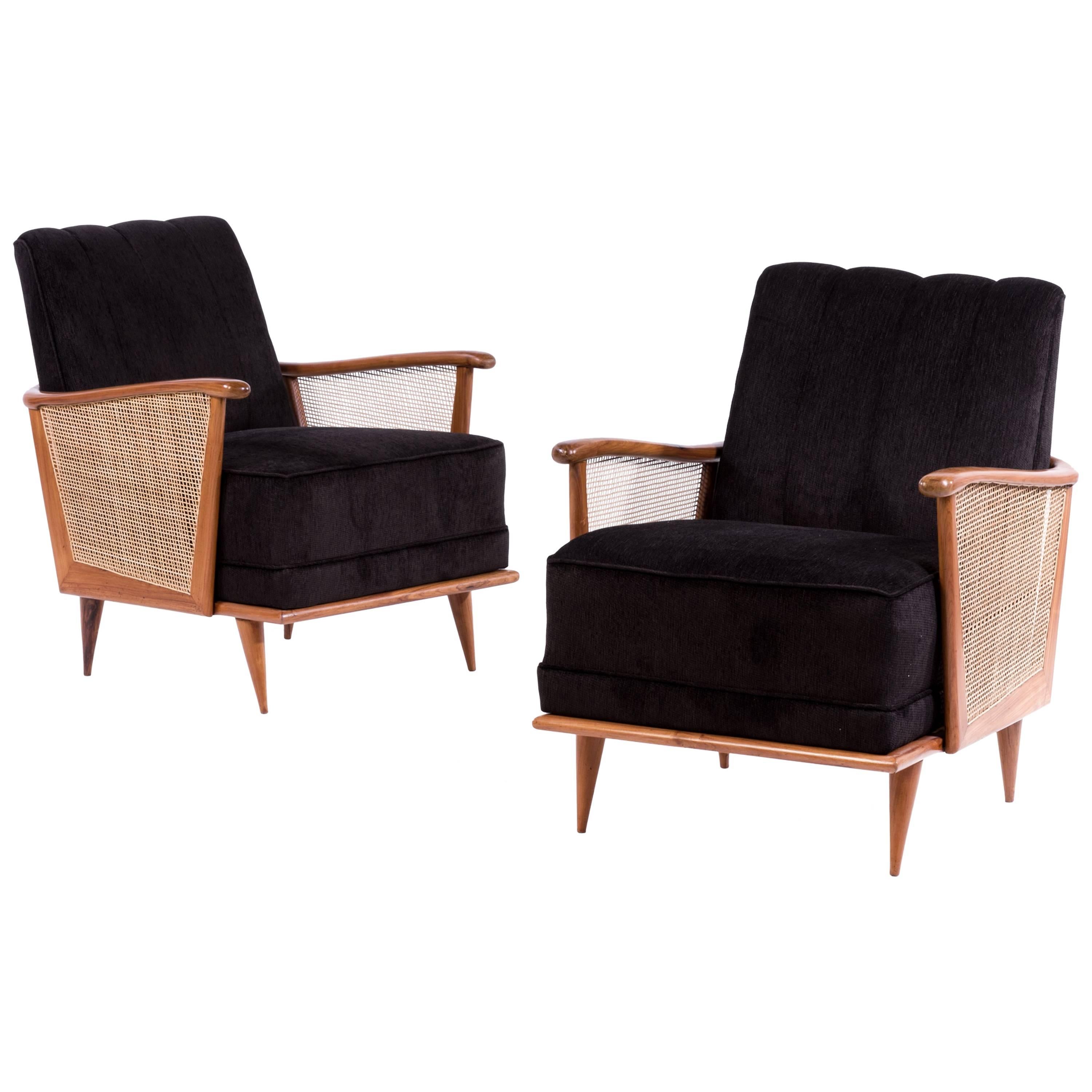 Pair of Brazilian mid-century Armchairs by Giuseppe Scapinelli in Caviuna Wood 