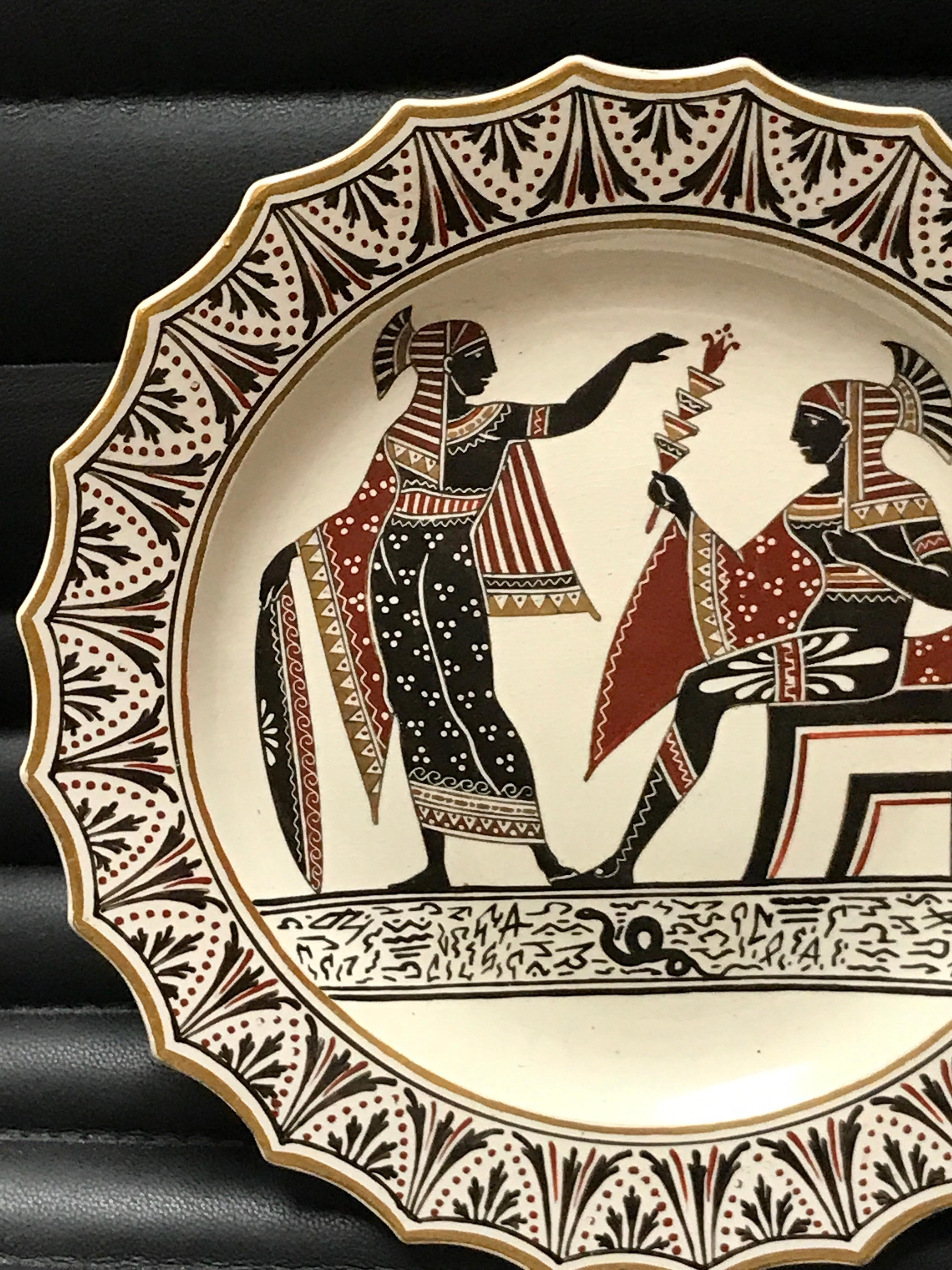 Paire d'assiettes en poterie Giustiniani Egyptomania avec bordures dorées en vente 6