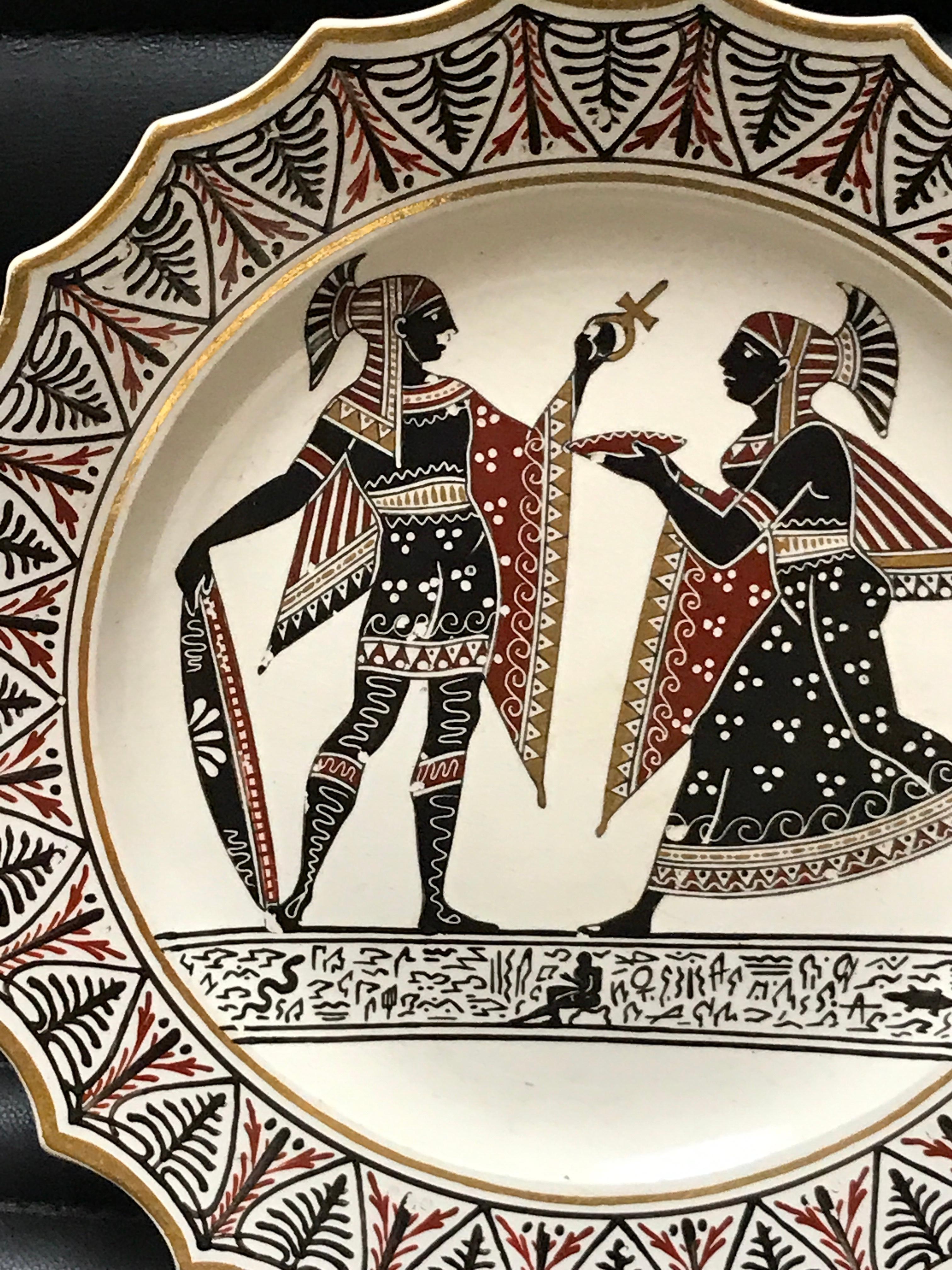 Paar Giustiniani Egyptomania Keramikteller mit vergoldeten Bordüren (Italienisch) im Angebot