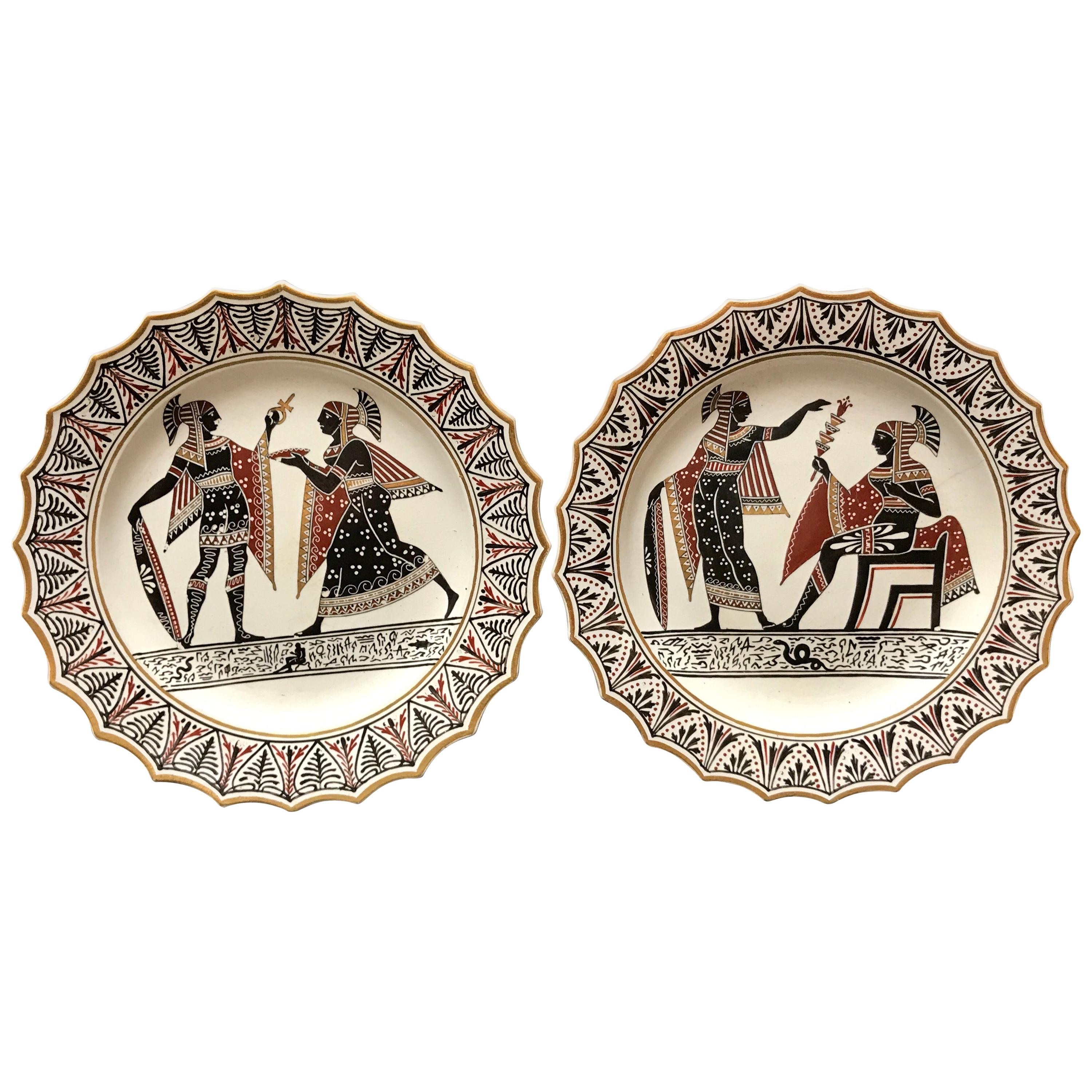 Paire d'assiettes en poterie Giustiniani Egyptomania avec bordures dorées