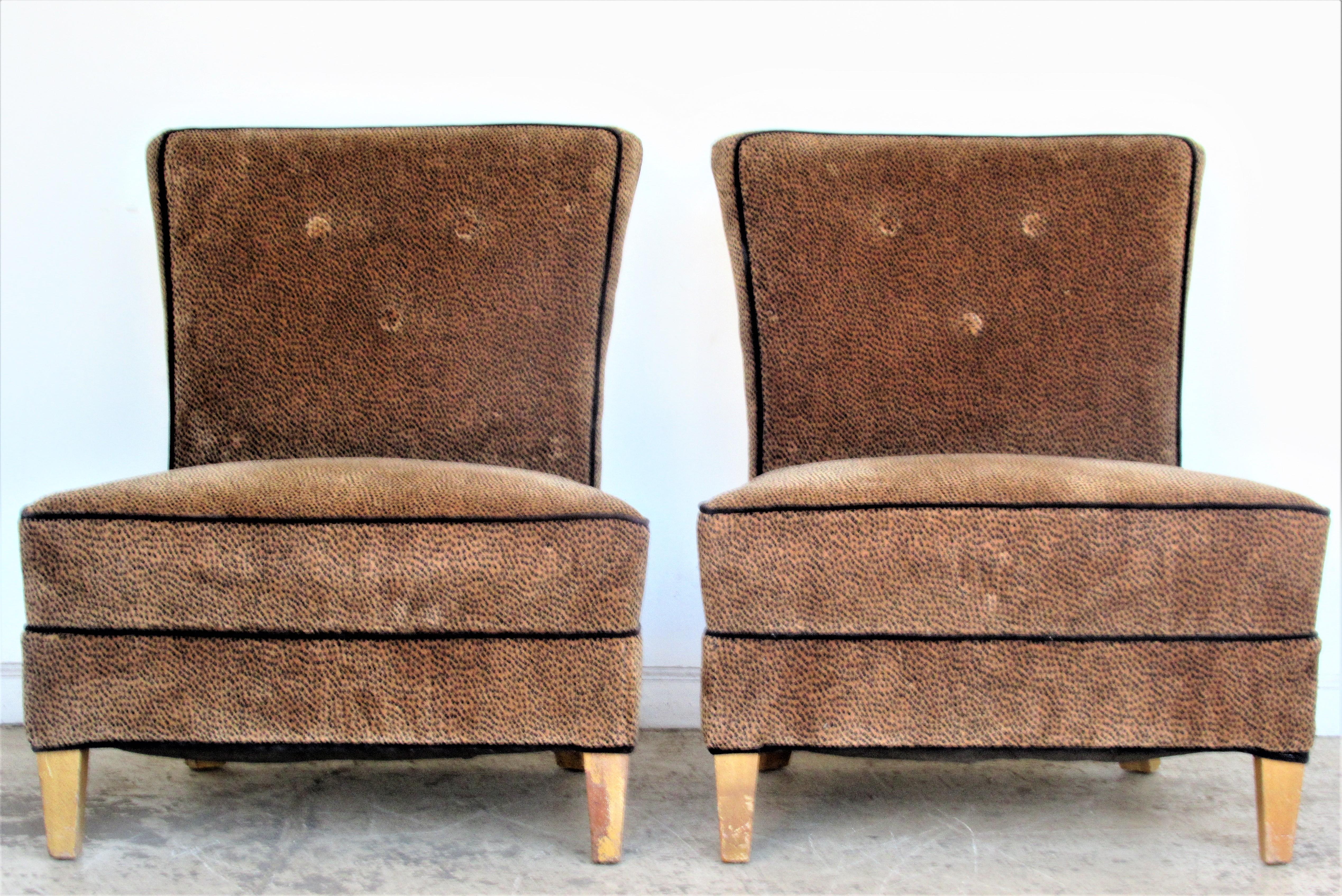 A great looking pair of Hollywood Regency broad seat slipper chairs in a luxurious contemporary button tufted cotton velvet faux leopard Kravet upholstery, circa 1960.