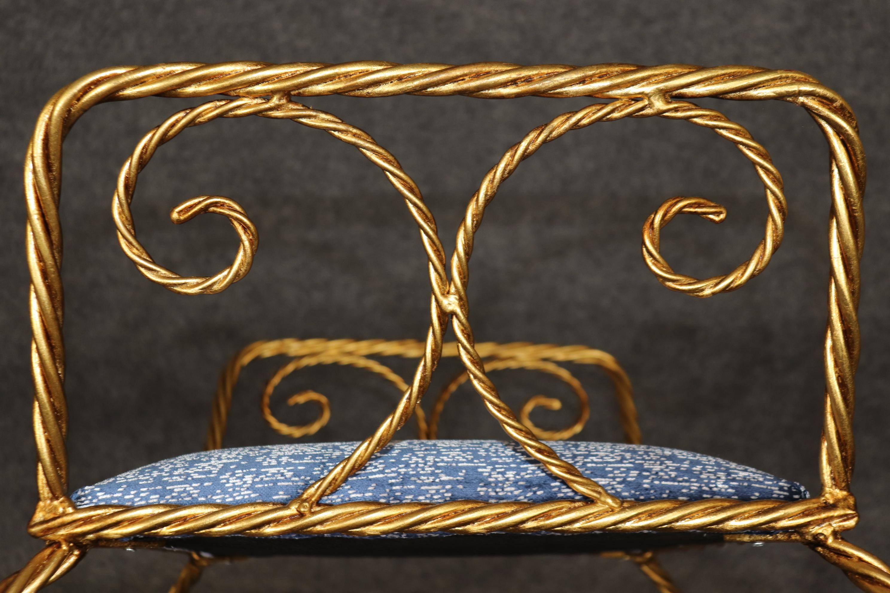 Coppia di sgabelli glamour in ferro foglia d'oro con corda e nappe in vendita 3