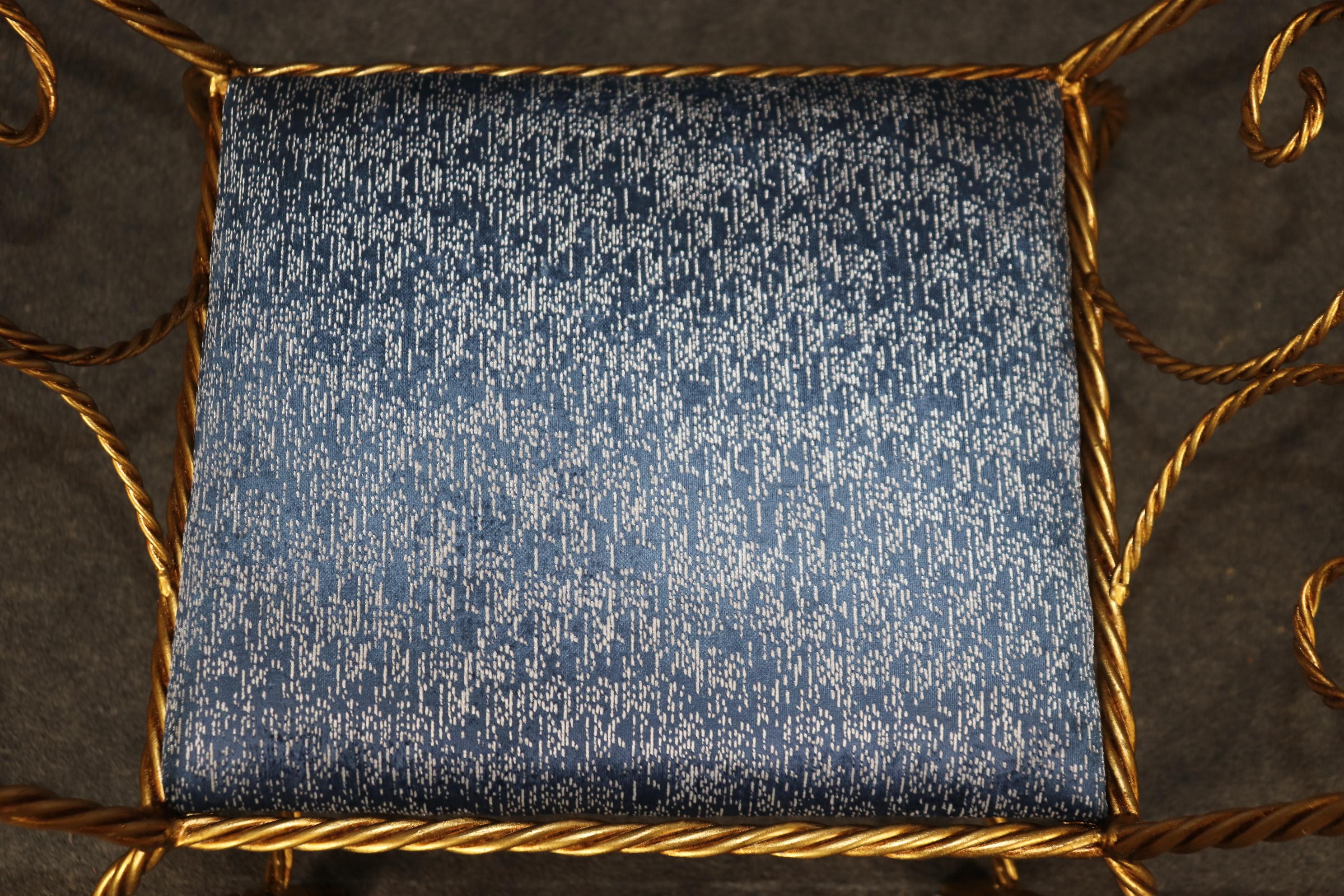 Coppia di sgabelli glamour in ferro foglia d'oro con corda e nappe in vendita 4