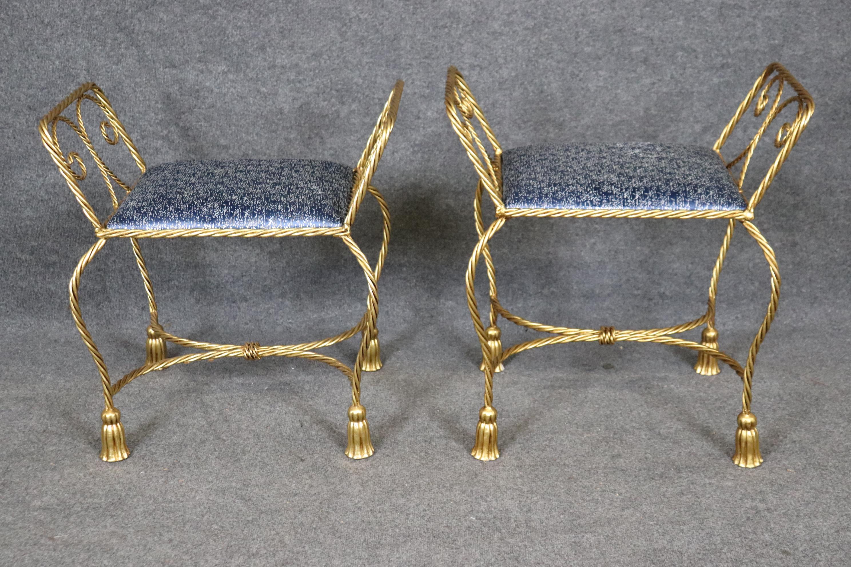 Hollywood Regency Coppia di sgabelli glamour in ferro foglia d'oro con corda e nappe in vendita