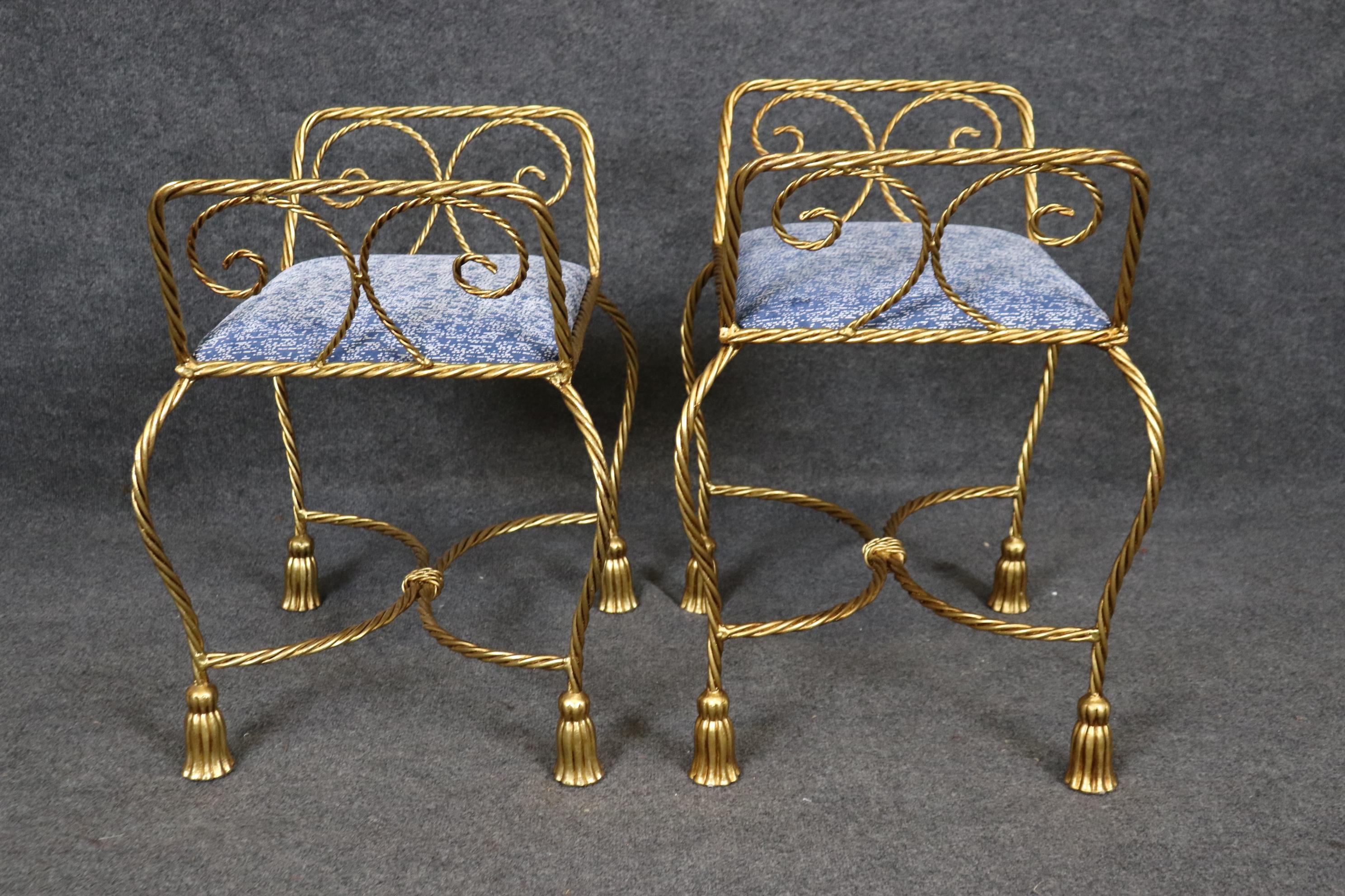 Italiano Coppia di sgabelli glamour in ferro foglia d'oro con corda e nappe in vendita