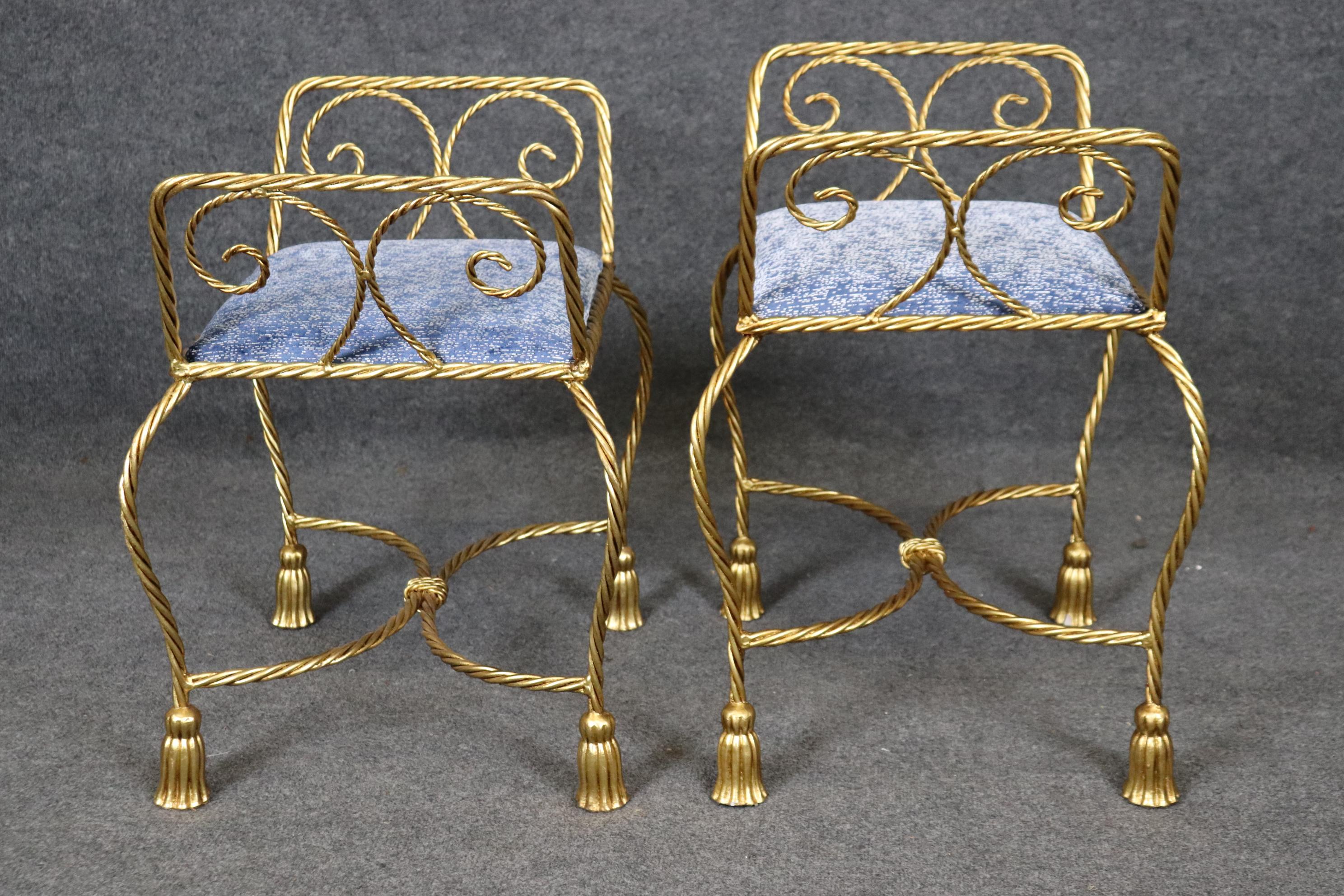 Metà XX secolo Coppia di sgabelli glamour in ferro foglia d'oro con corda e nappe in vendita