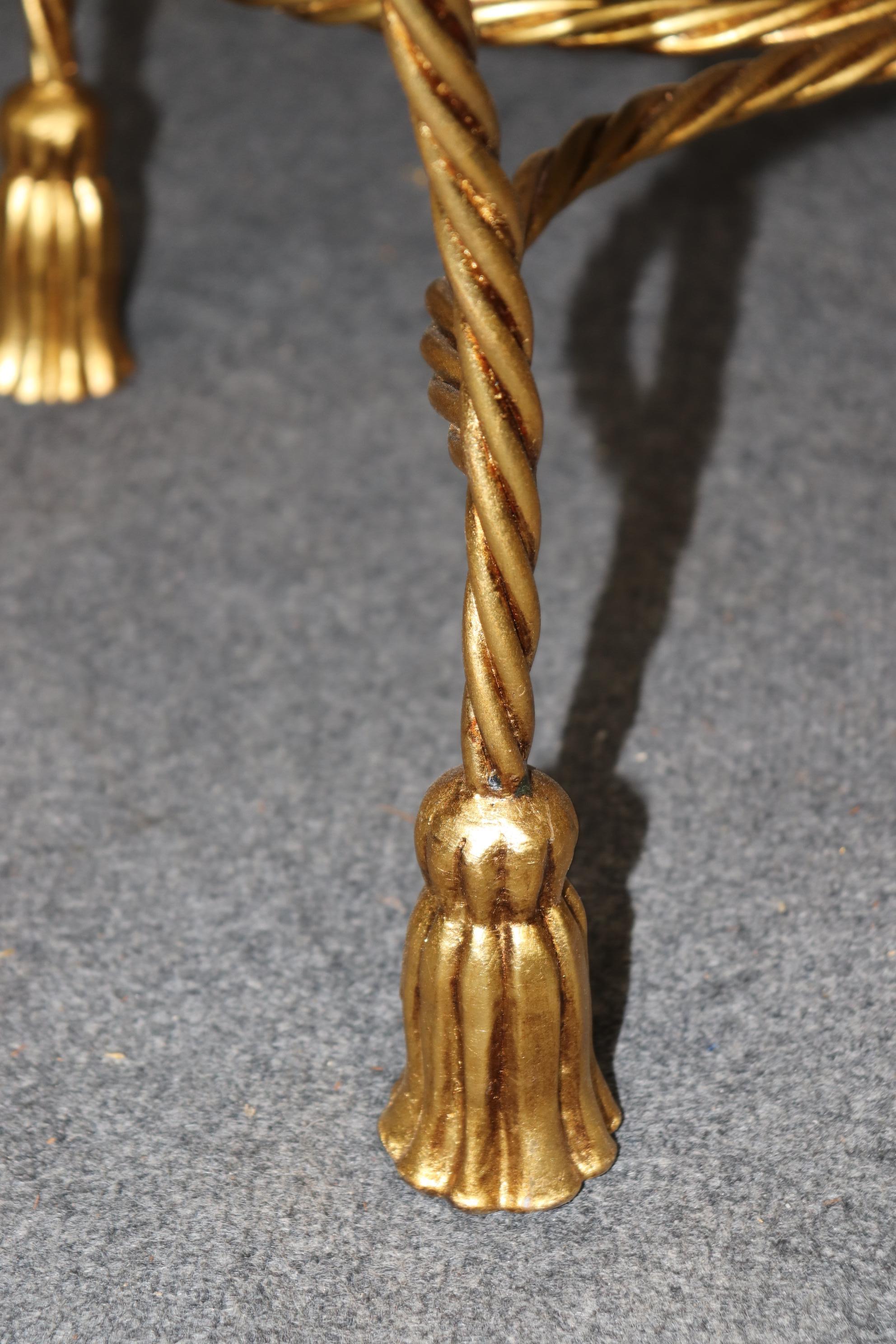 Coppia di sgabelli glamour in ferro foglia d'oro con corda e nappe in vendita 1