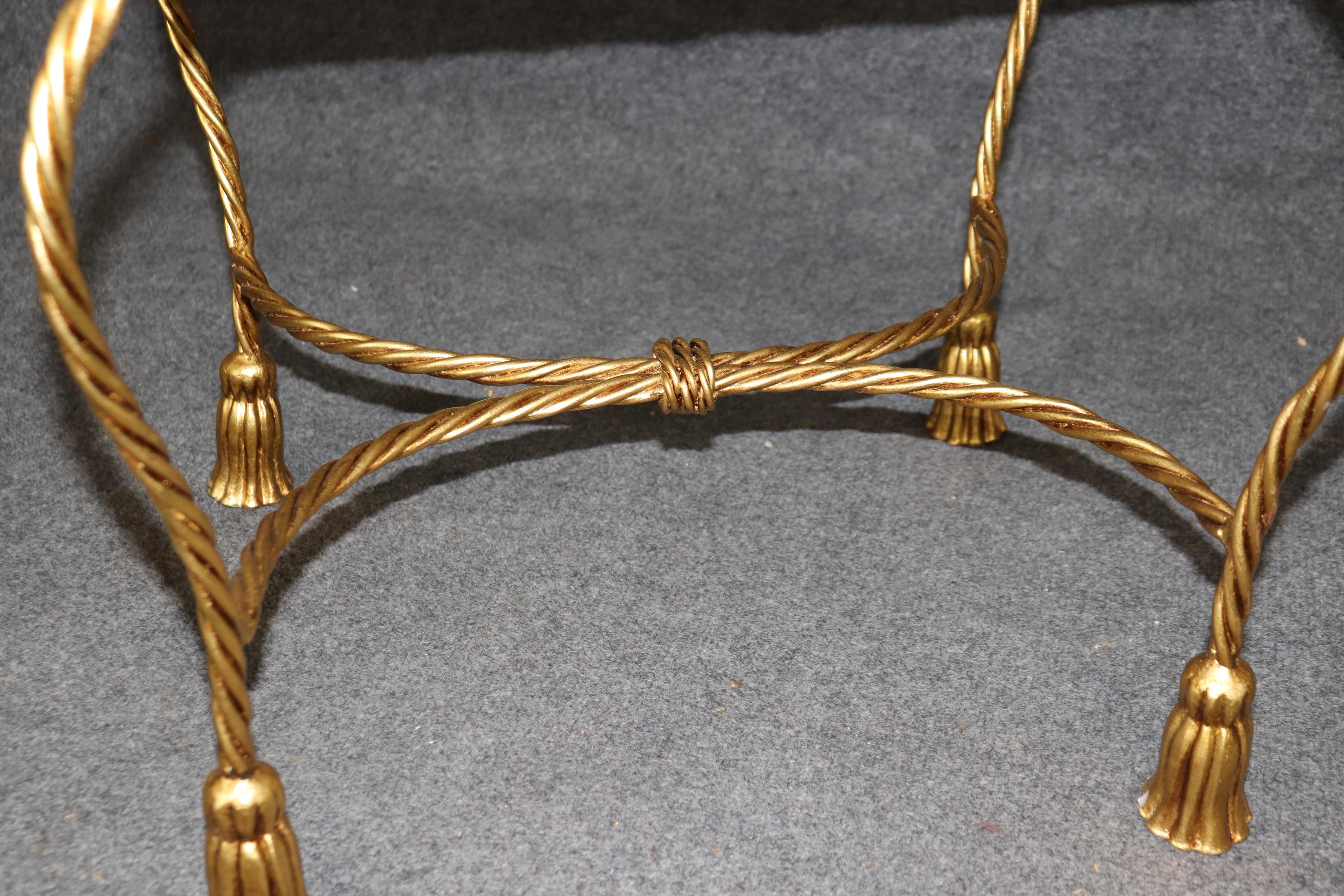 Coppia di sgabelli glamour in ferro foglia d'oro con corda e nappe in vendita 2