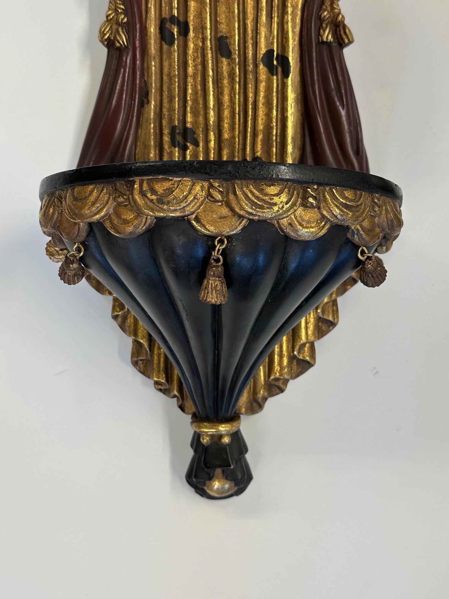 Stravagante e glamour coppia di staffe da parete in resina fusa con un meraviglioso design con piani a forma di tenda da circo, nappe e decorazioni con motivi leopardati.