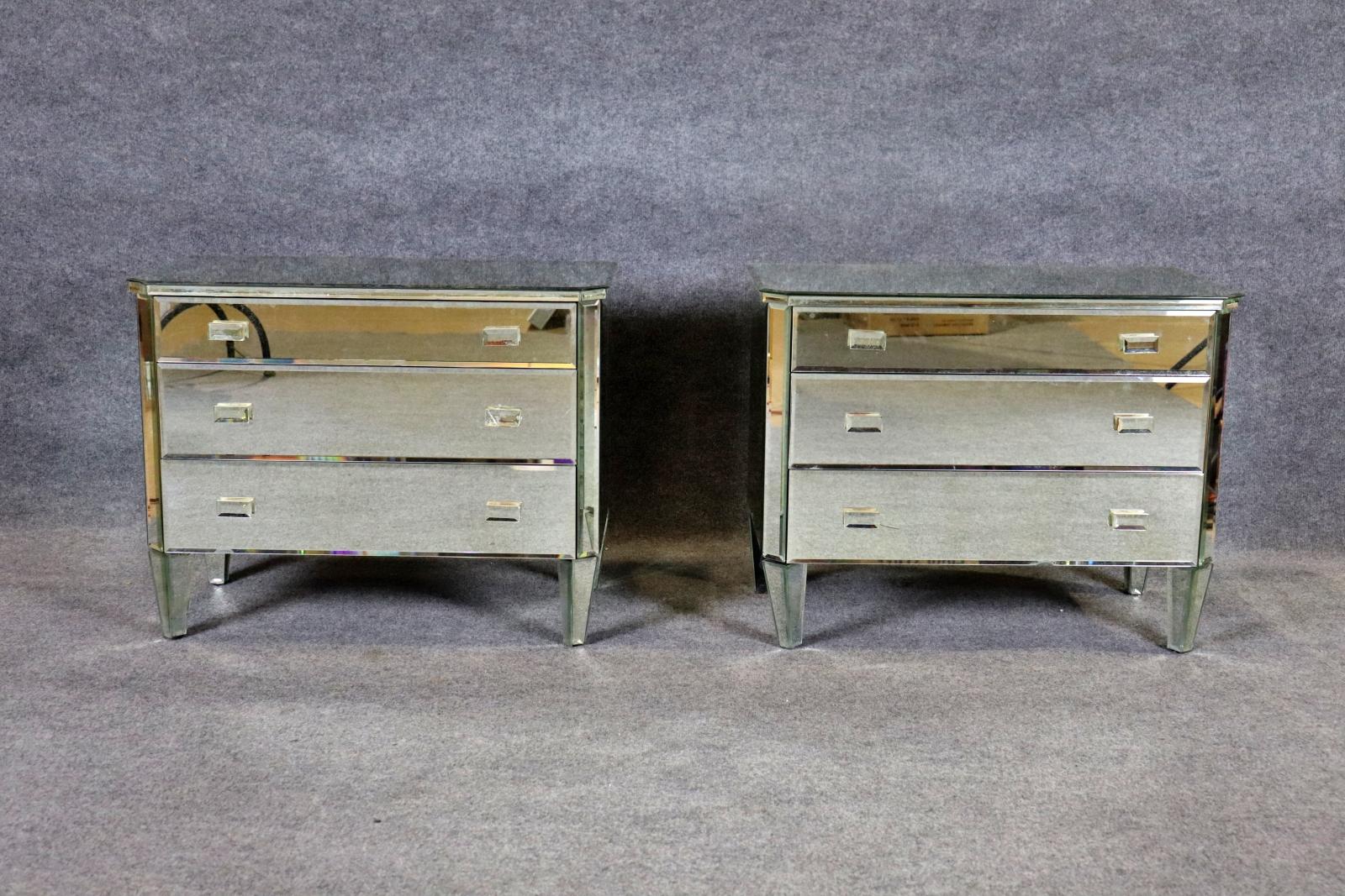 Unknown Pair of Glamorous Mirrored Hollywood Regency Style Commodes Nightstands For Sale