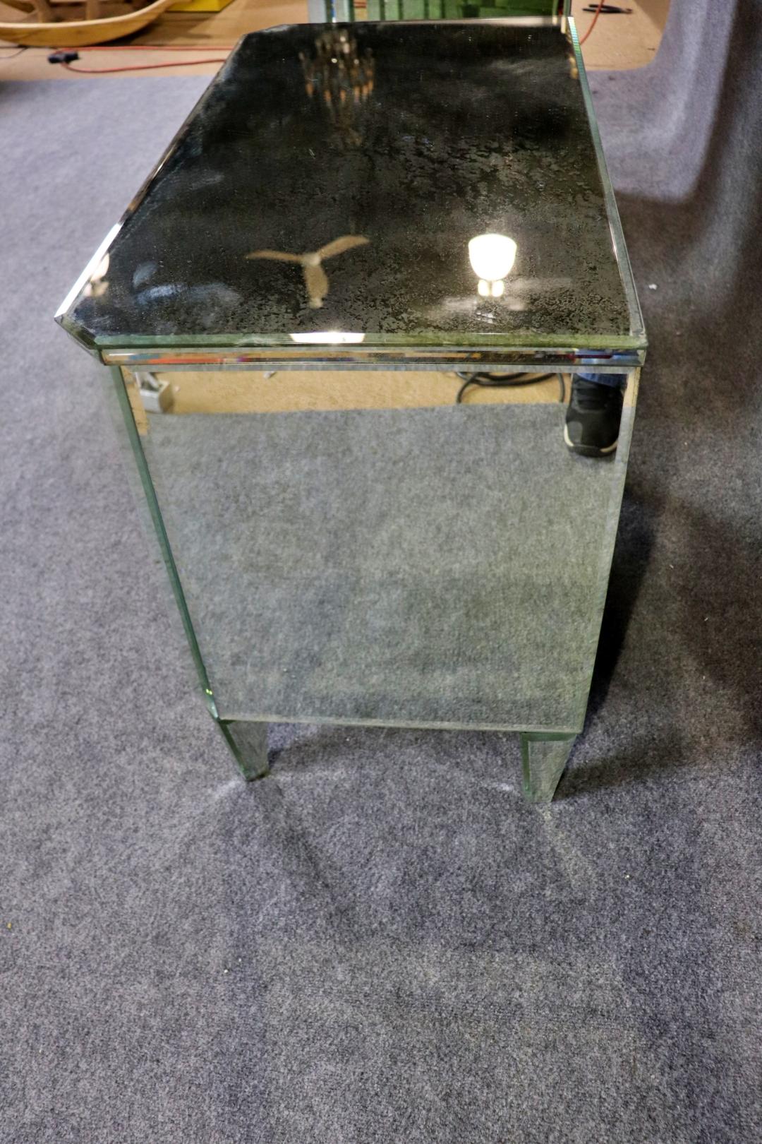 Pair of Glamorous Mirrored Hollywood Regency Style Commodes Nightstands For Sale 4