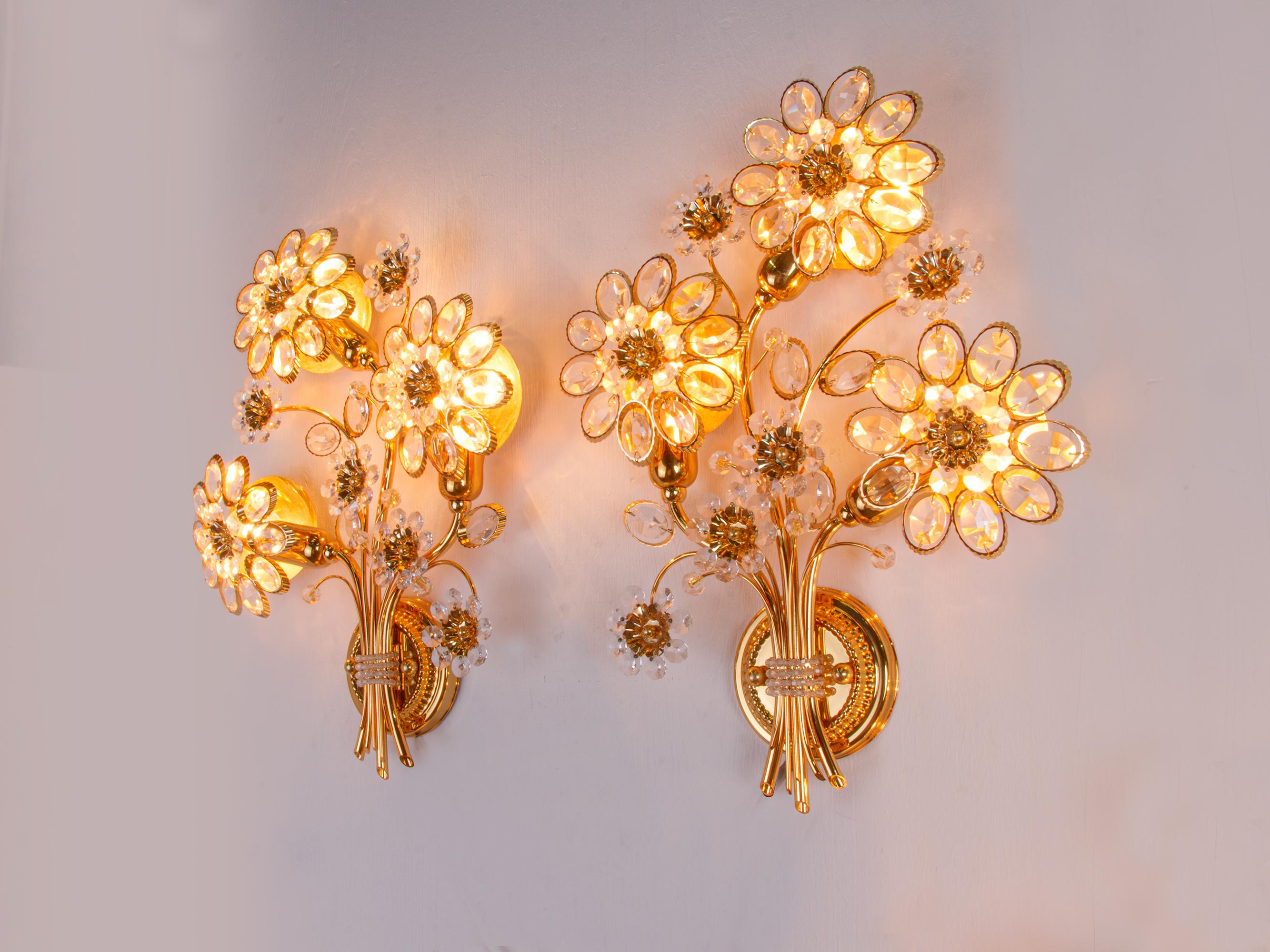 Hollywood Regency Coppia di sconsigliate lampade da parete Palwa con cristalli Swarovski e ottone dorato 1960 in vendita