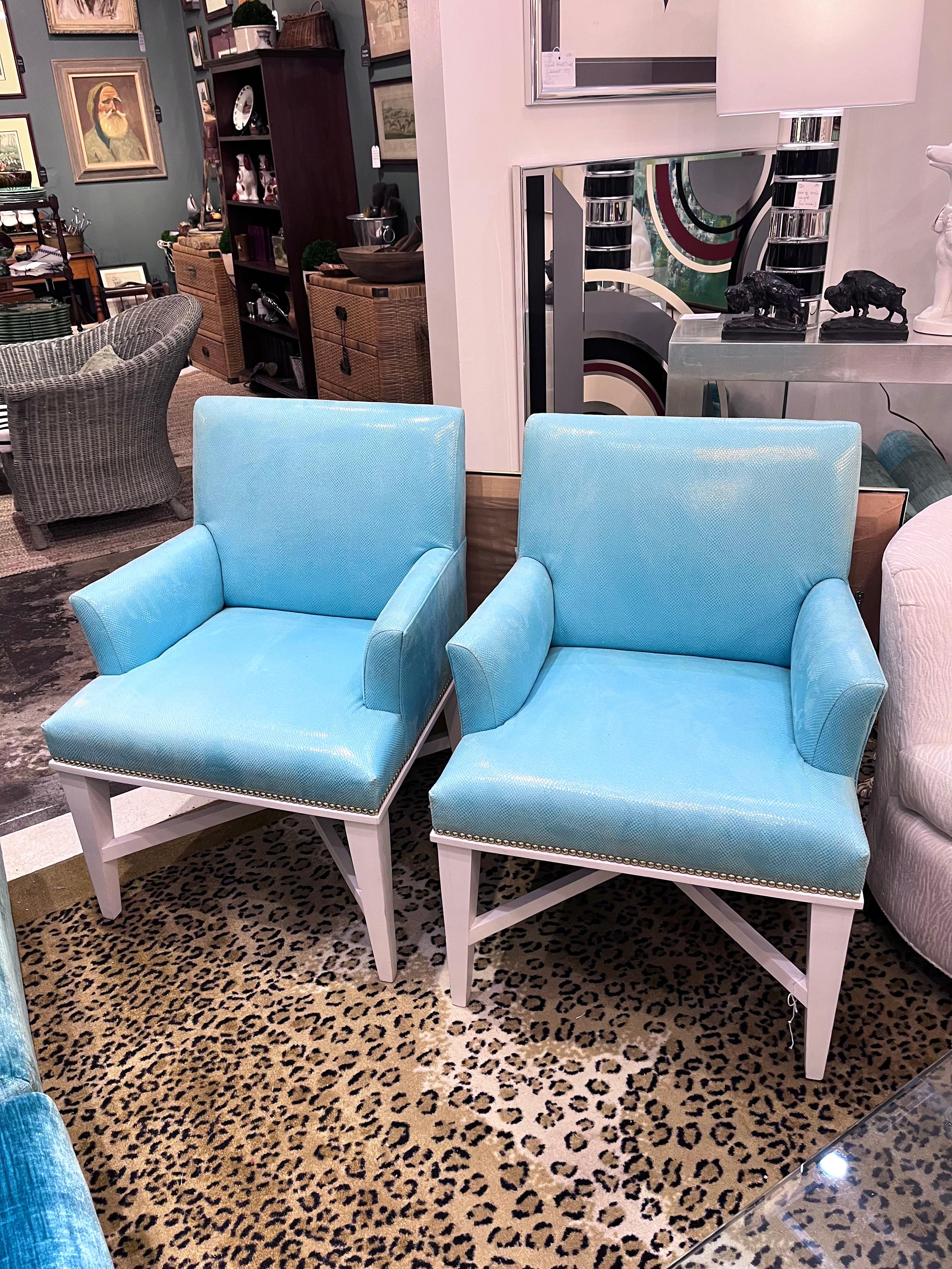Un'elegante e drammatica coppia di poltrone rivestite in finto pitone da star del cinema, di colore turchese brillante, con gambe dipinte di bianco.  Decorazioni in ottone per le teste dei chiodi.  Molto confortevole.  Altezza dei braccioli 25 