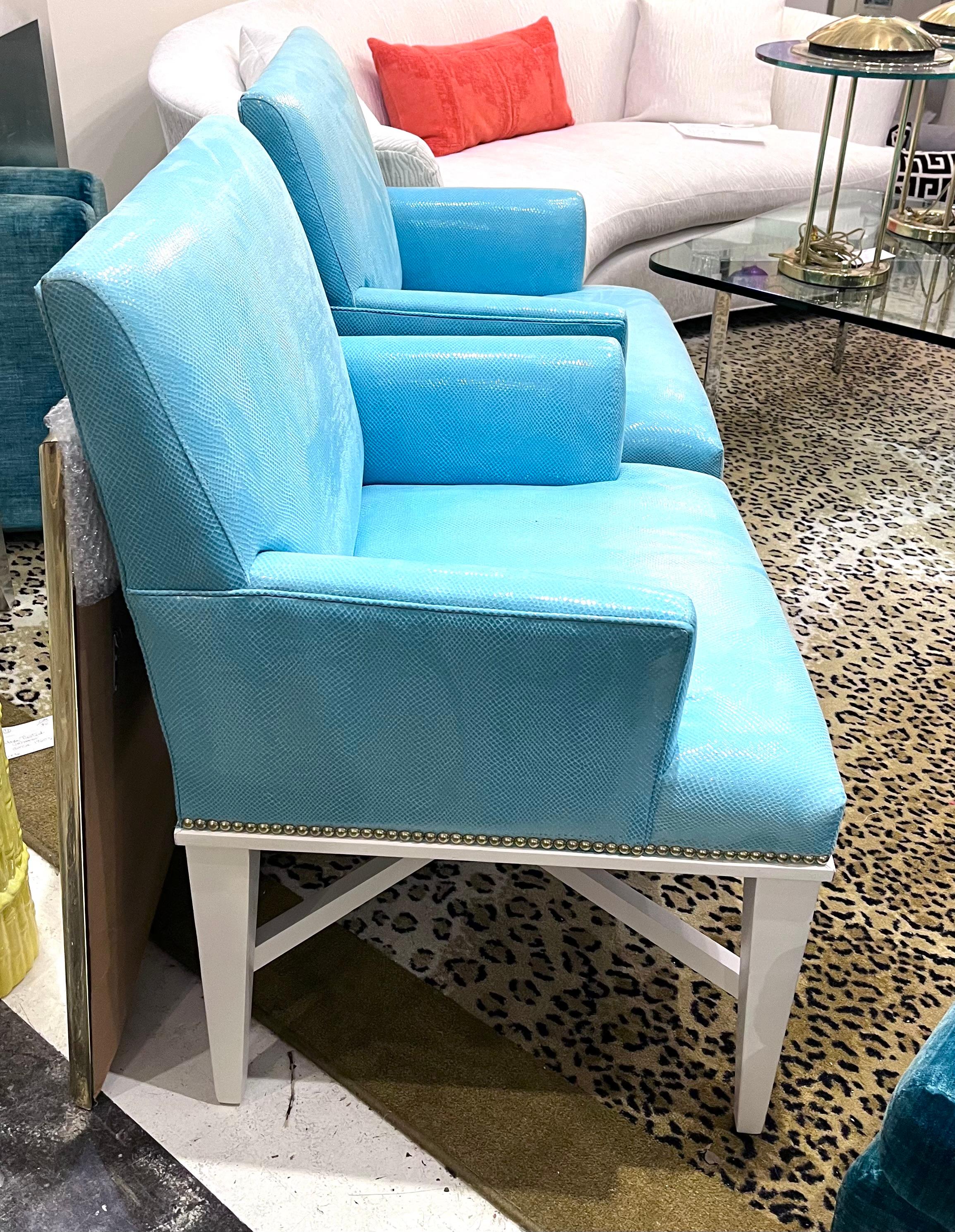 Moderno Coppia di eleganti poltrone moderne imbottite in finto pitone turchese in vendita