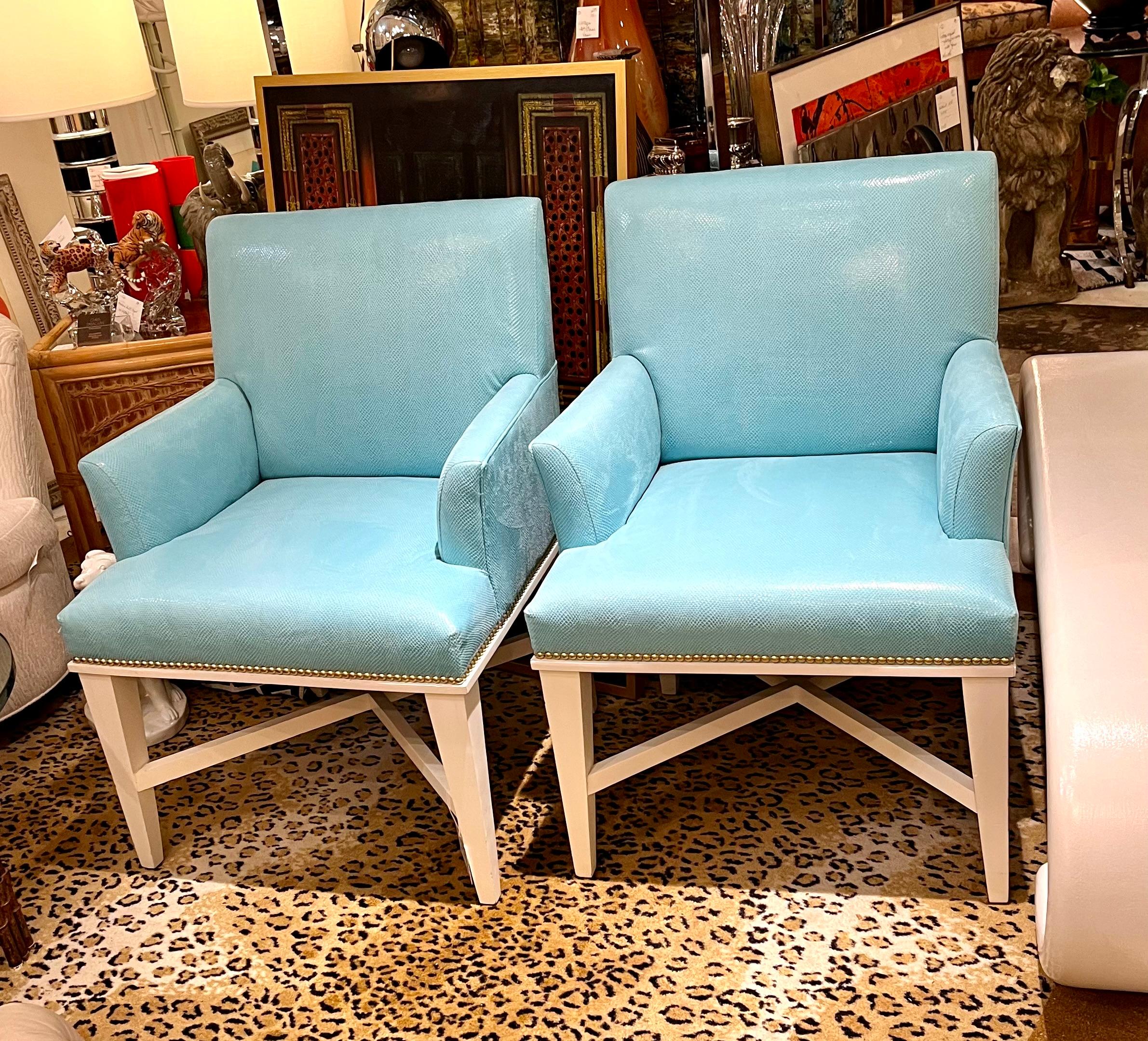 XXI secolo e contemporaneo Coppia di eleganti poltrone moderne imbottite in finto pitone turchese in vendita