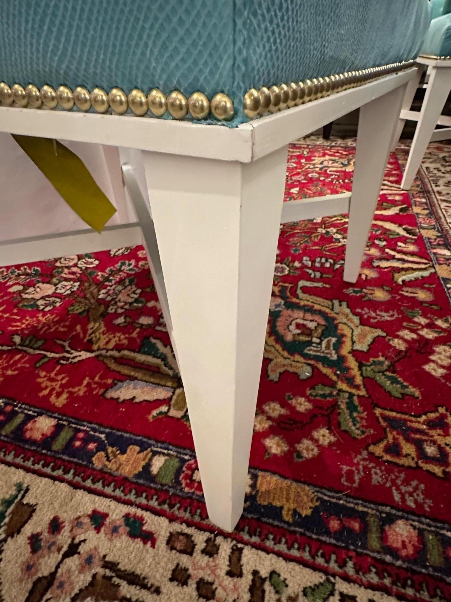 Tappezzeria Coppia di eleganti poltrone moderne imbottite in finto pitone turchese in vendita